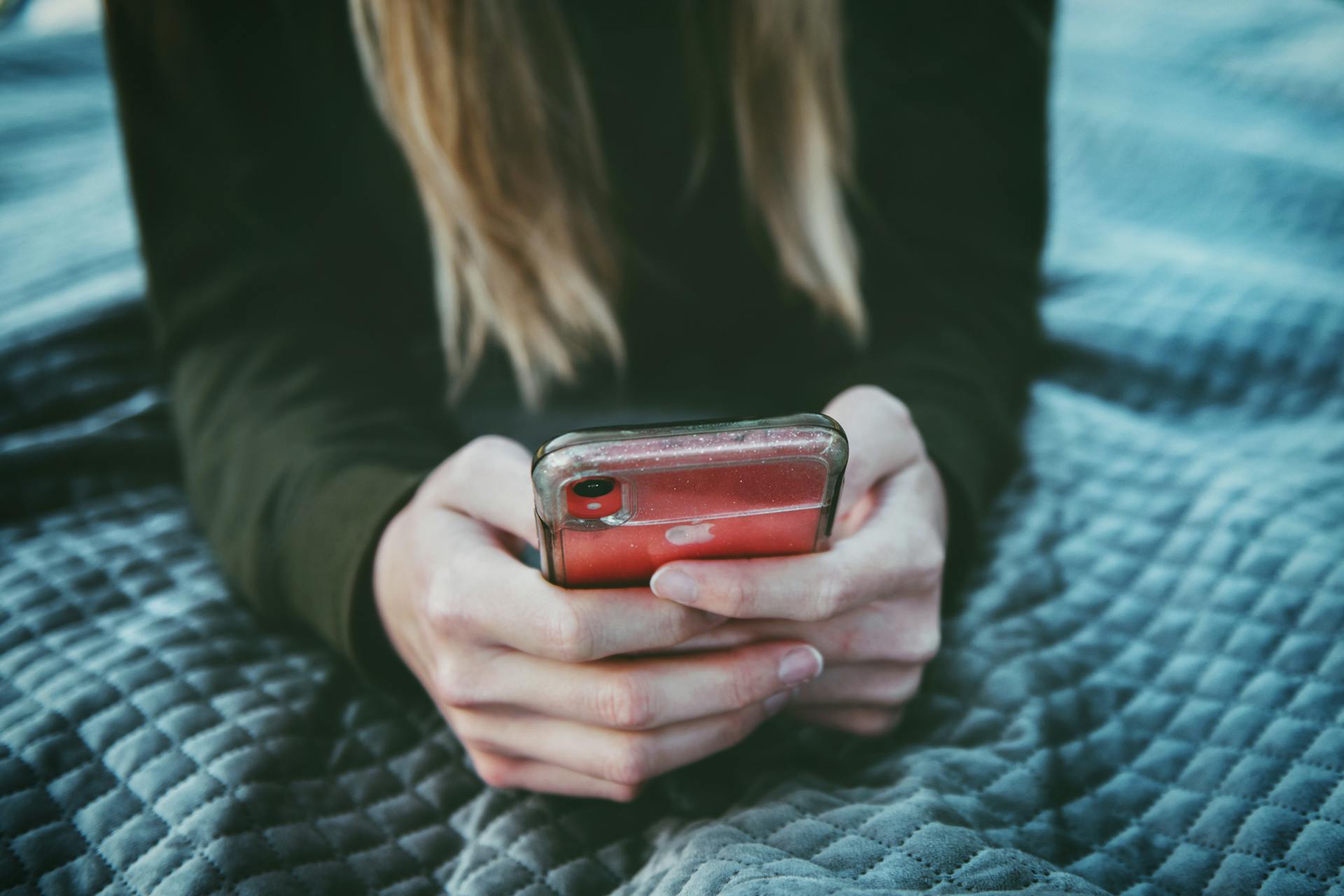 Primer plano de una mujer sujetando su teléfono | Fuente: Pexels
