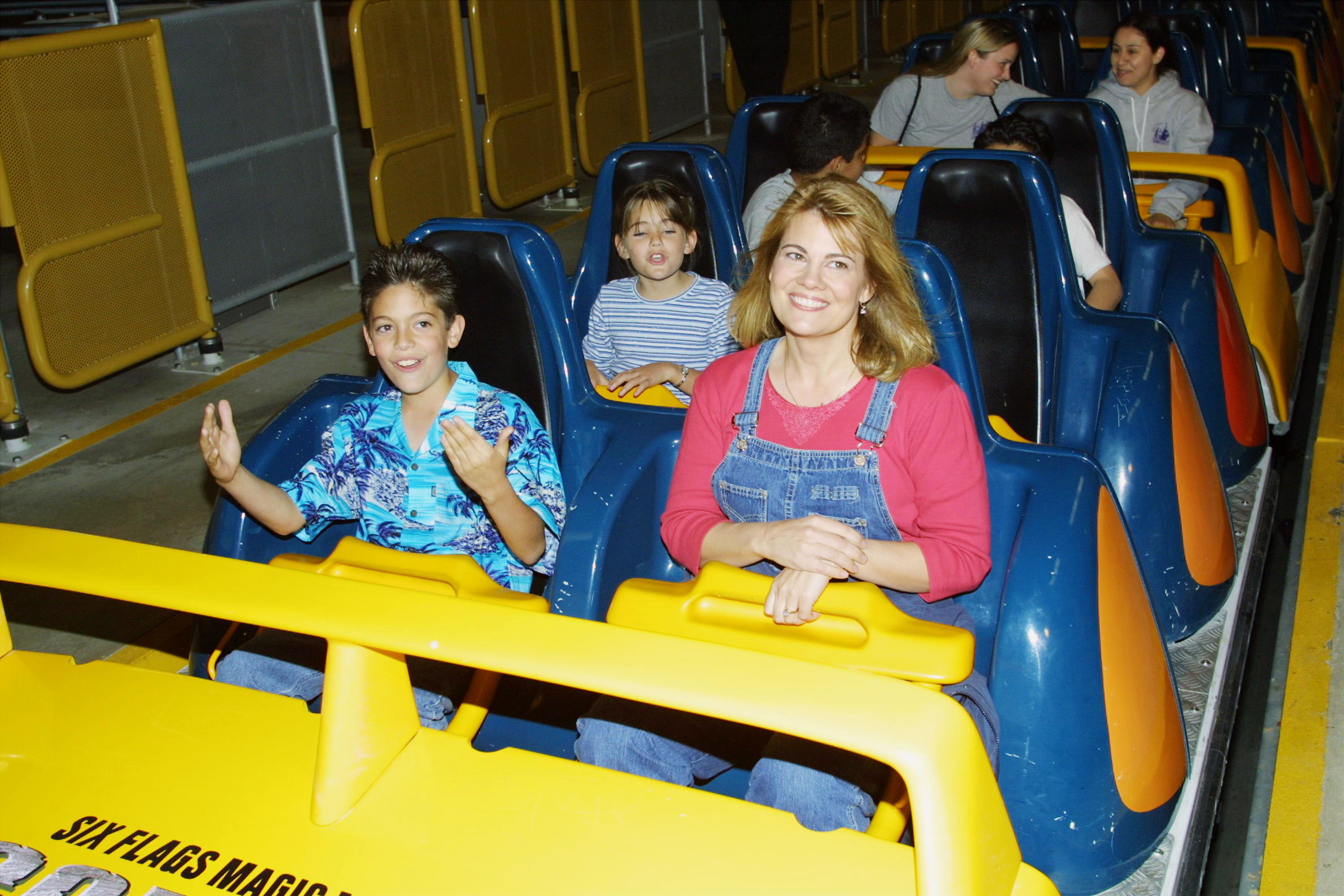 Lisa Whelchel y Tucker Cauble en una montaña rusa en Six Flags Magic Mountain el 29 de marzo de 2001 en Valencia, California. | Fuente: Getty Images