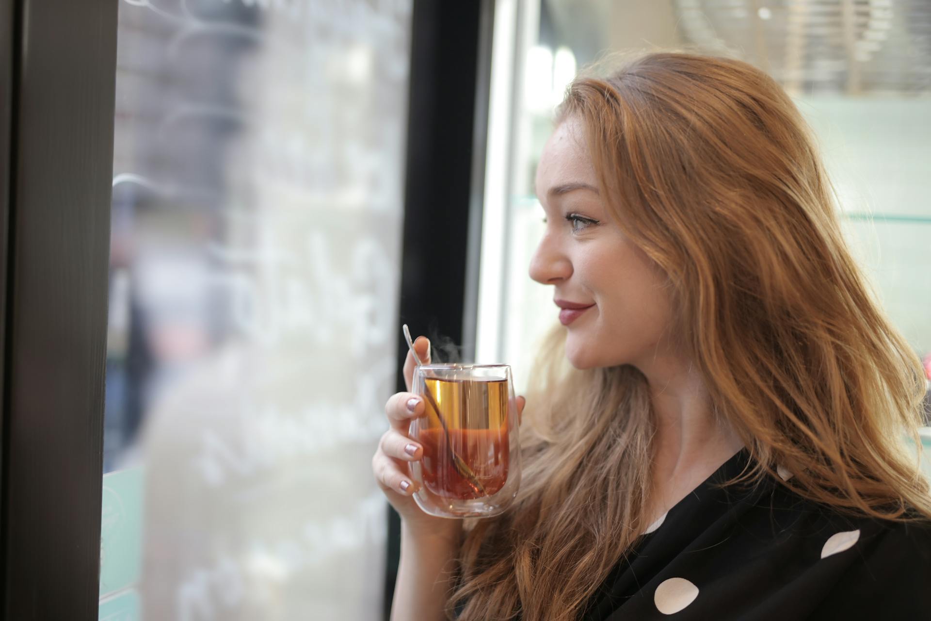 Una mujer disfrutando del té | Fuente: Pexels