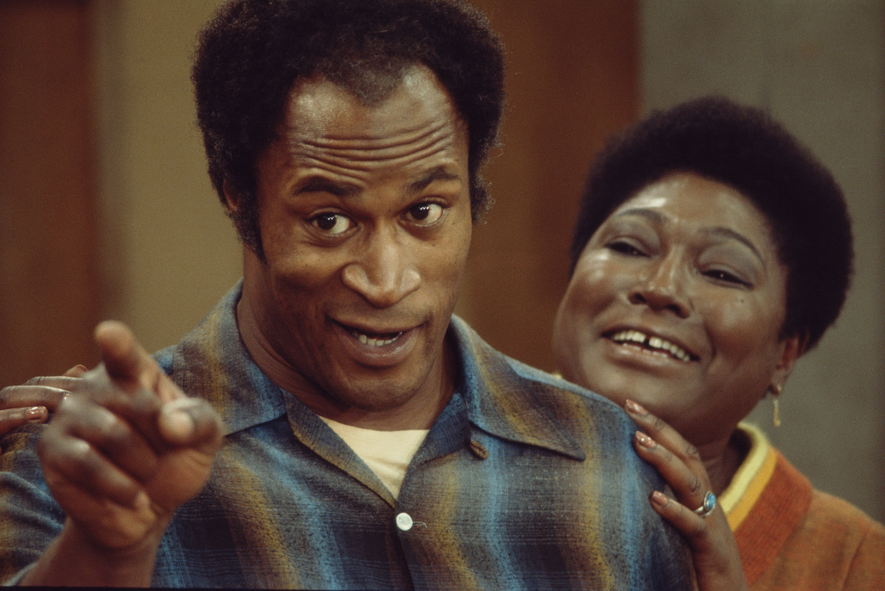 John Amos y Esther Rolle en una escena de la serie de televisión "Good Times", en Los Ángeles, California, 1975 | Fuente: Getty Images