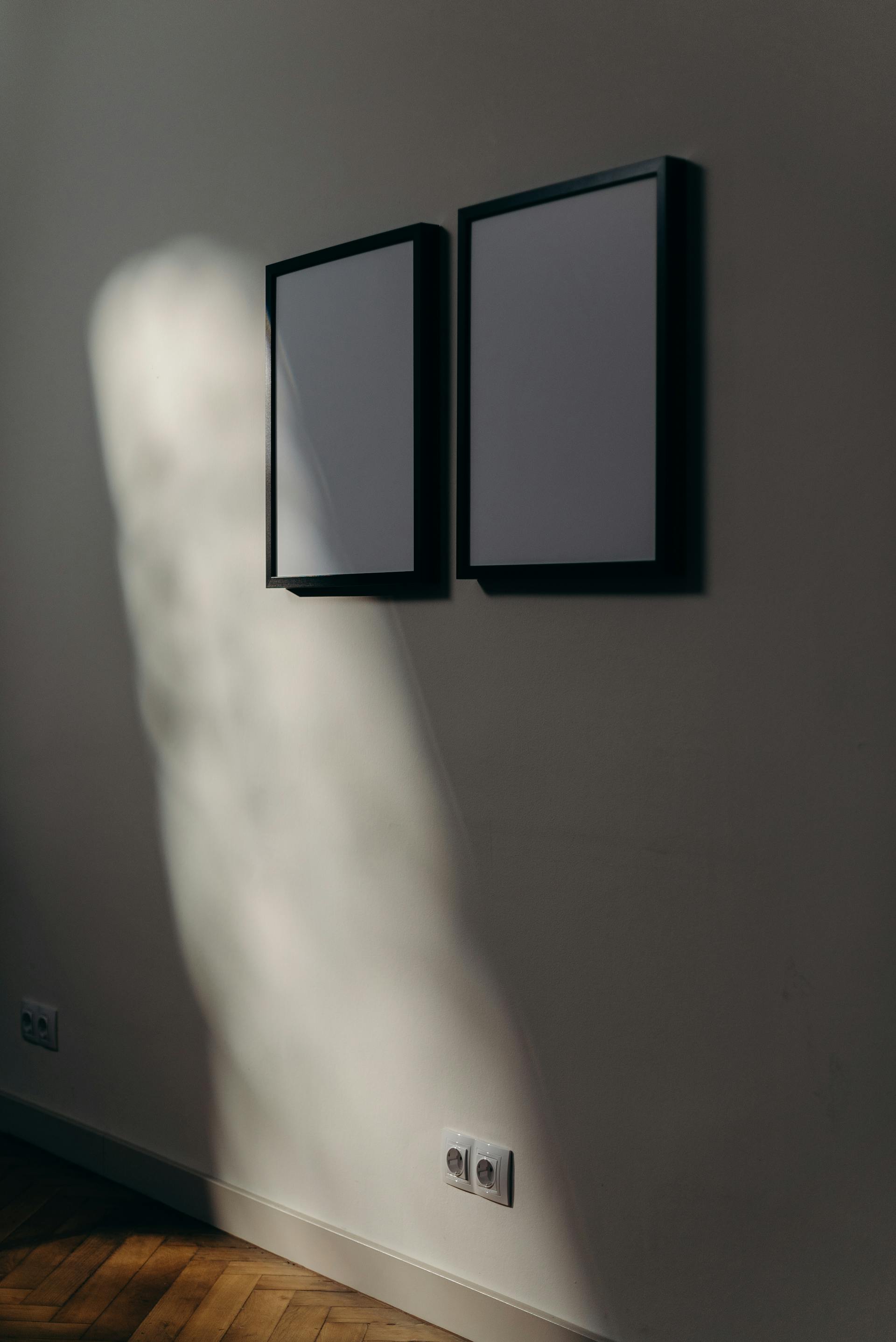 Marcos de fotos colgados en una pared | Fuente: Pexels