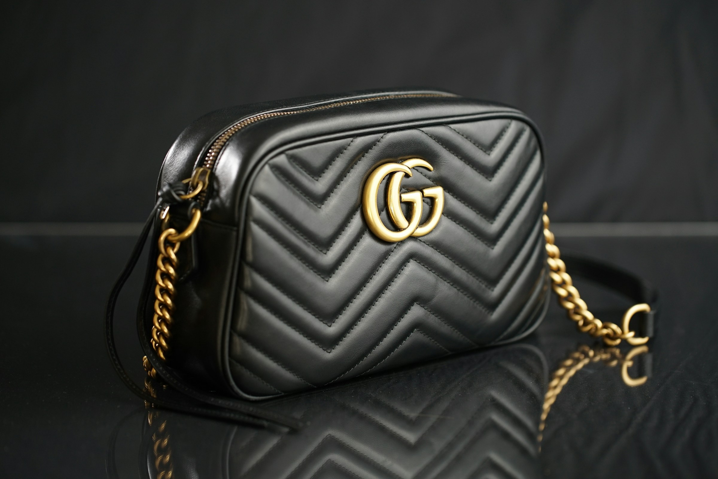 Un bolso negro de Gucci | Fuente: Unsplash