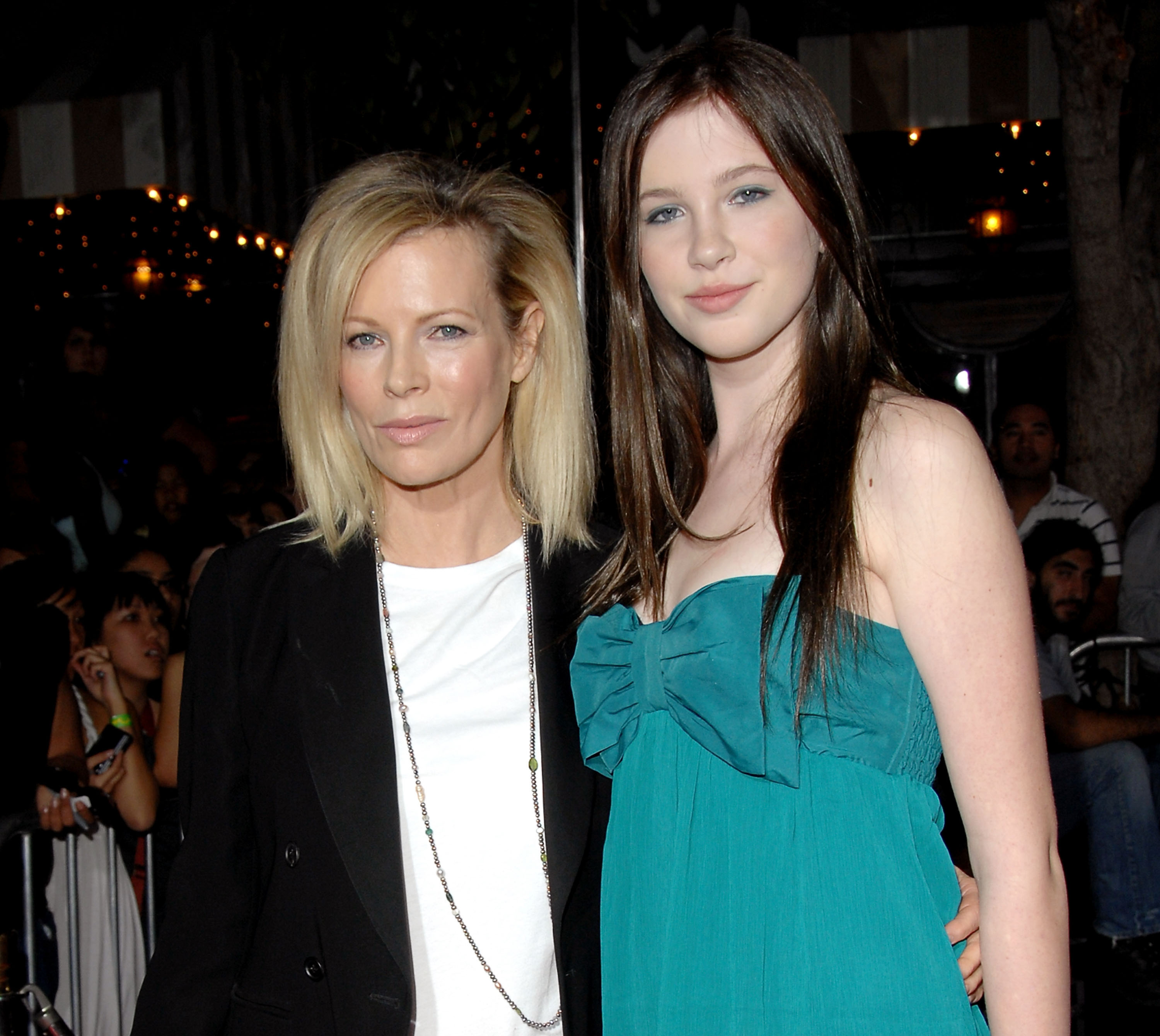 Kim Basinger e Ireland Baldwin en el estreno de "Twilight" en Los Ángeles el 17 de noviembre de 2008, en Westwood, California | Fuente: Getty Images