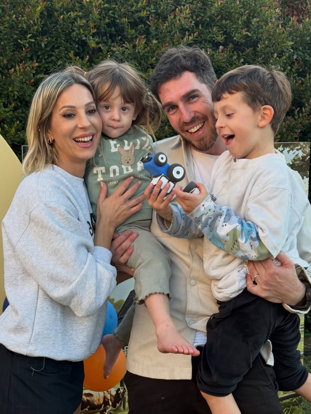 Noelia Marzol y Ramiro Arias junto a sus hijos, Donatello y Alfonsina en la celebración del cumpleaños número 5 del niño | Fuente: Instagram/noeliamarzolok