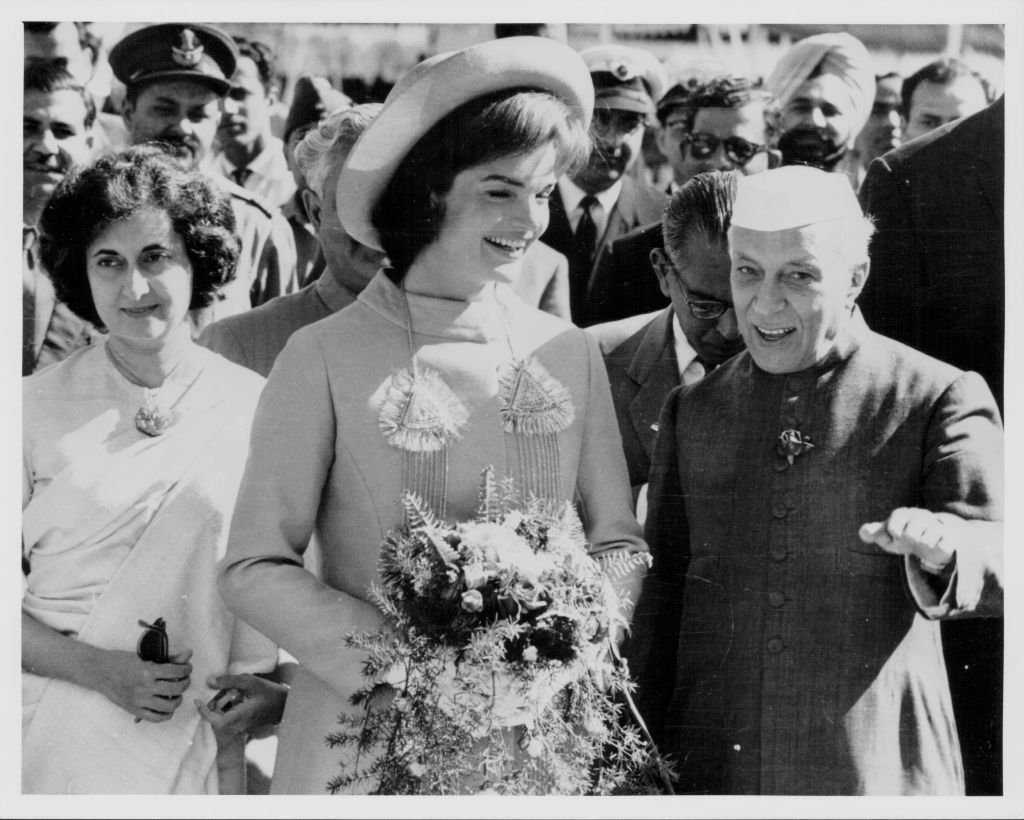 Jacqueline Kennedy con el primer ministro indio Nehru y su hija Indira el 16 de marzo de 1962. | Foto: Getty Images