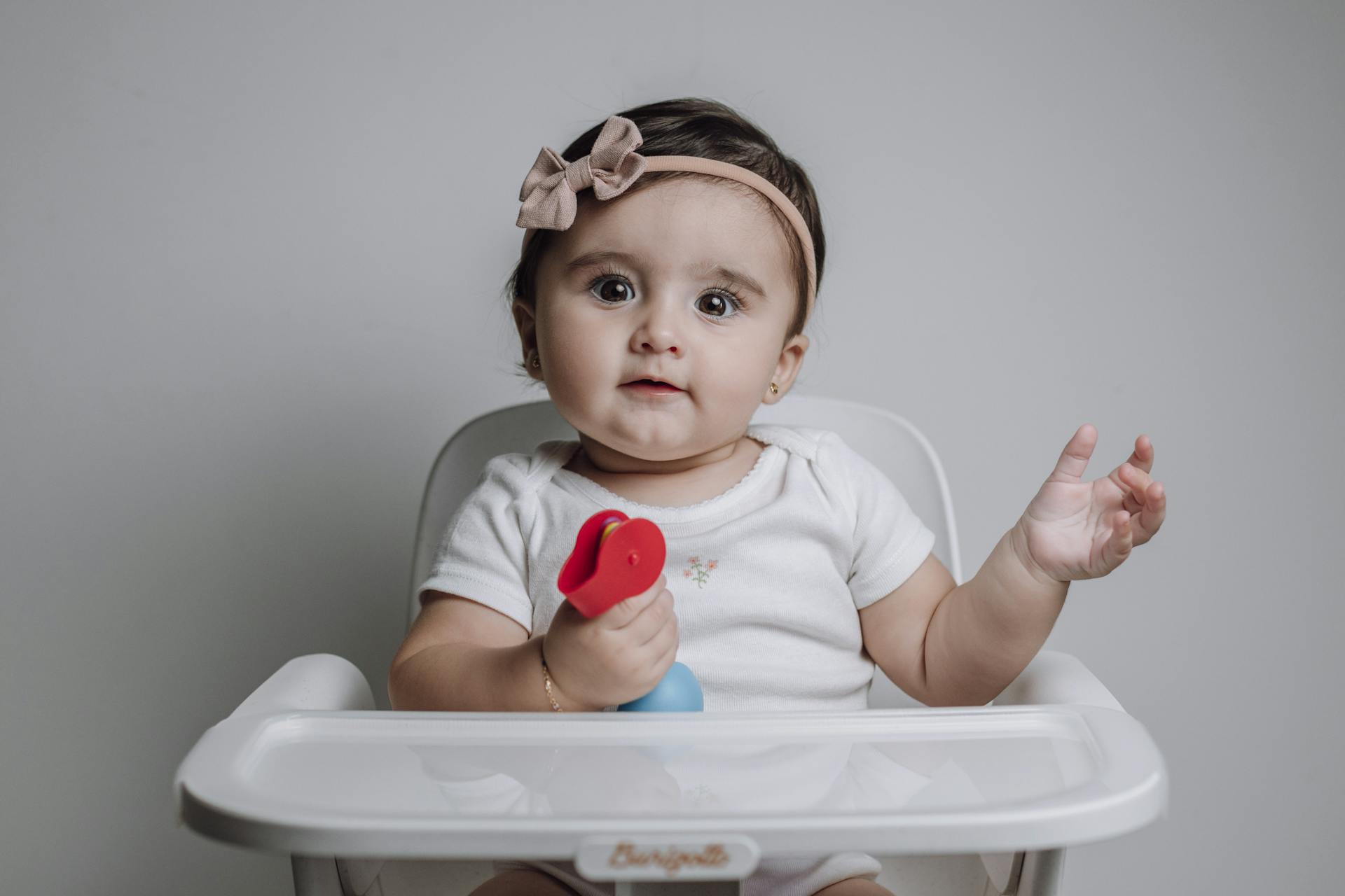 Una niña sentada en su silla | Fuente: Pexels