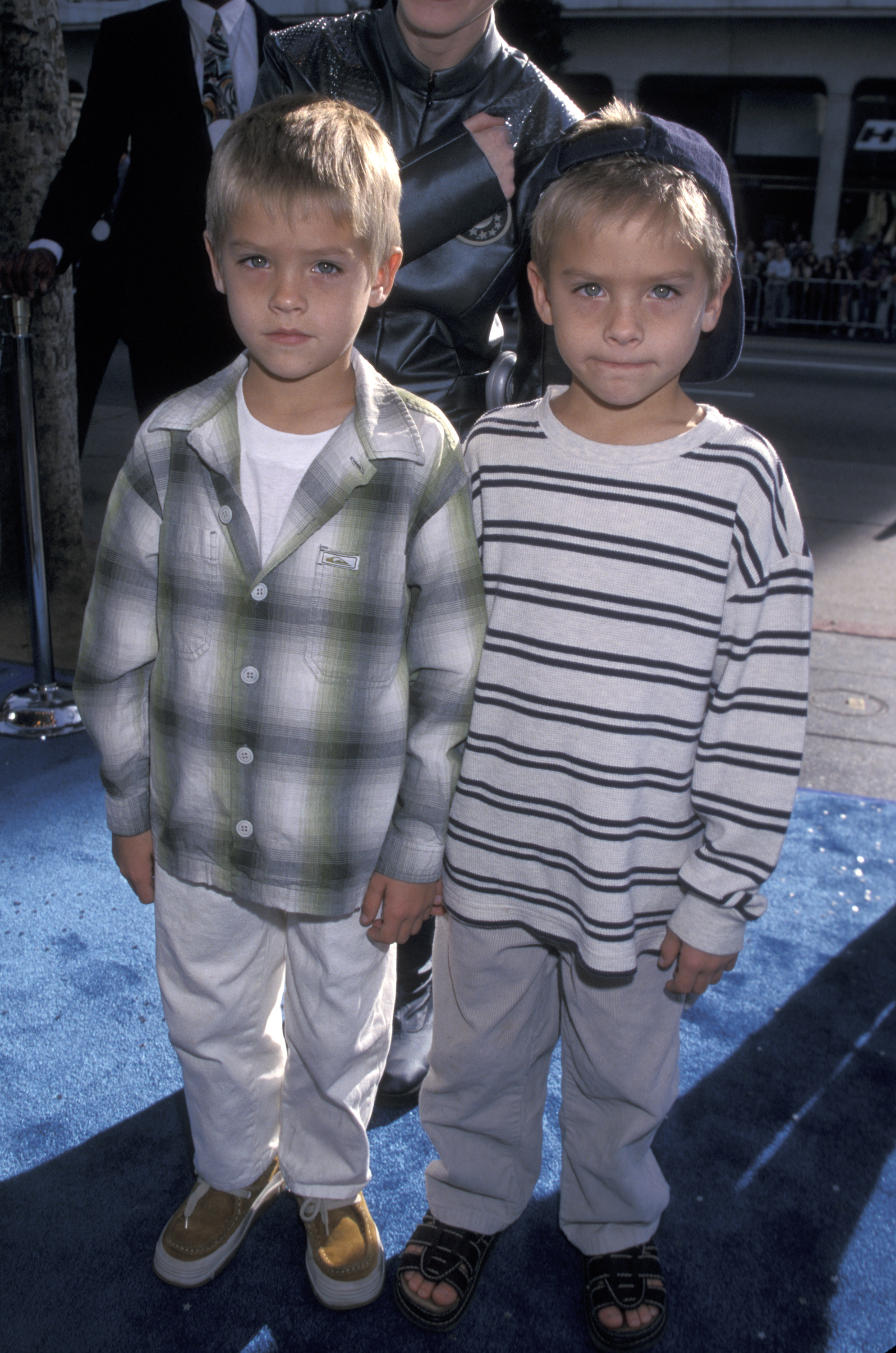 Dylan y Cole Sprouse en el estreno de "Galaxy Quest" el 19 de diciembre de 1999, en Los Ángeles, California. | Fuente: Getty Images