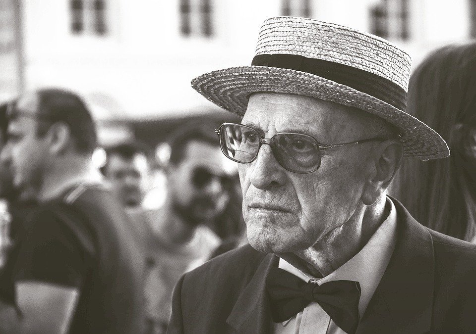 Anciano contemplando │Imagen tomada de: Pixabay