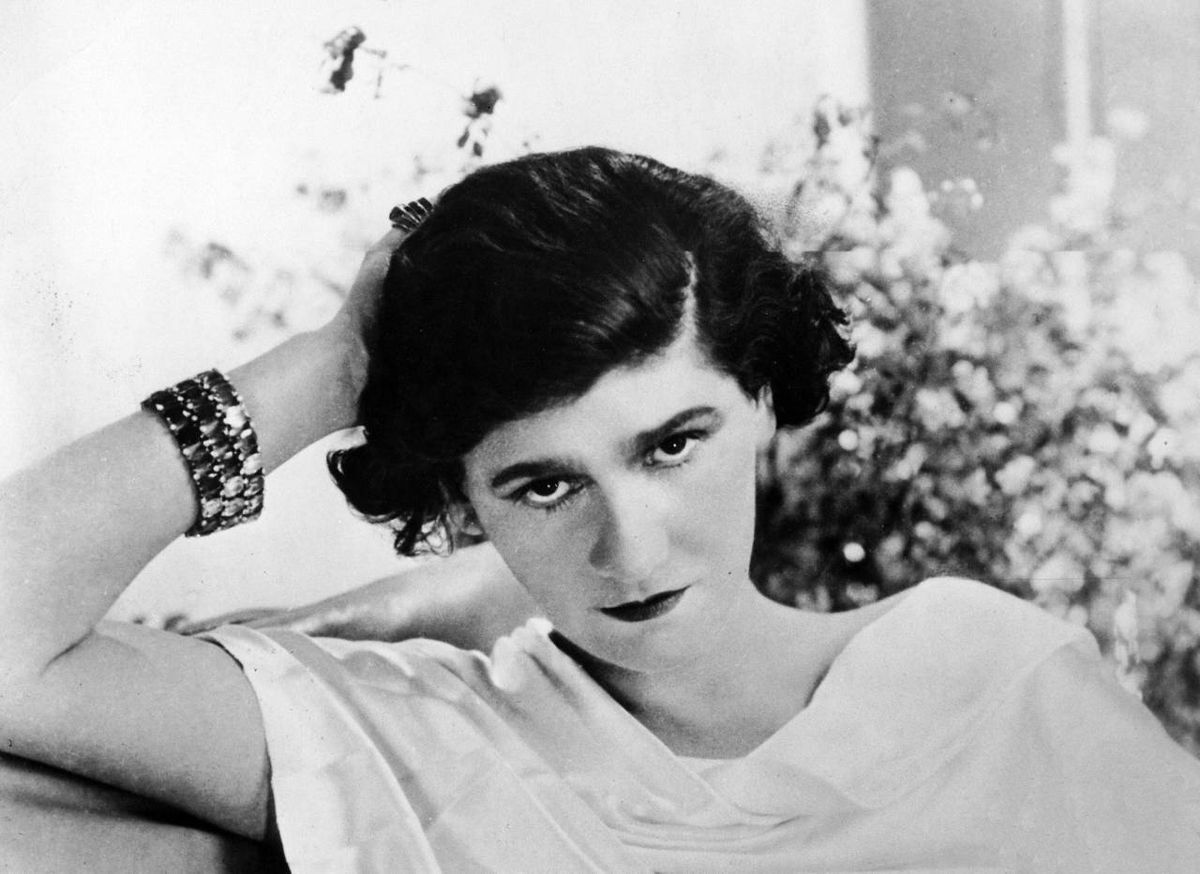 Coco Chanel en 1920 | Imagen tomada de: Wikimedia Commons