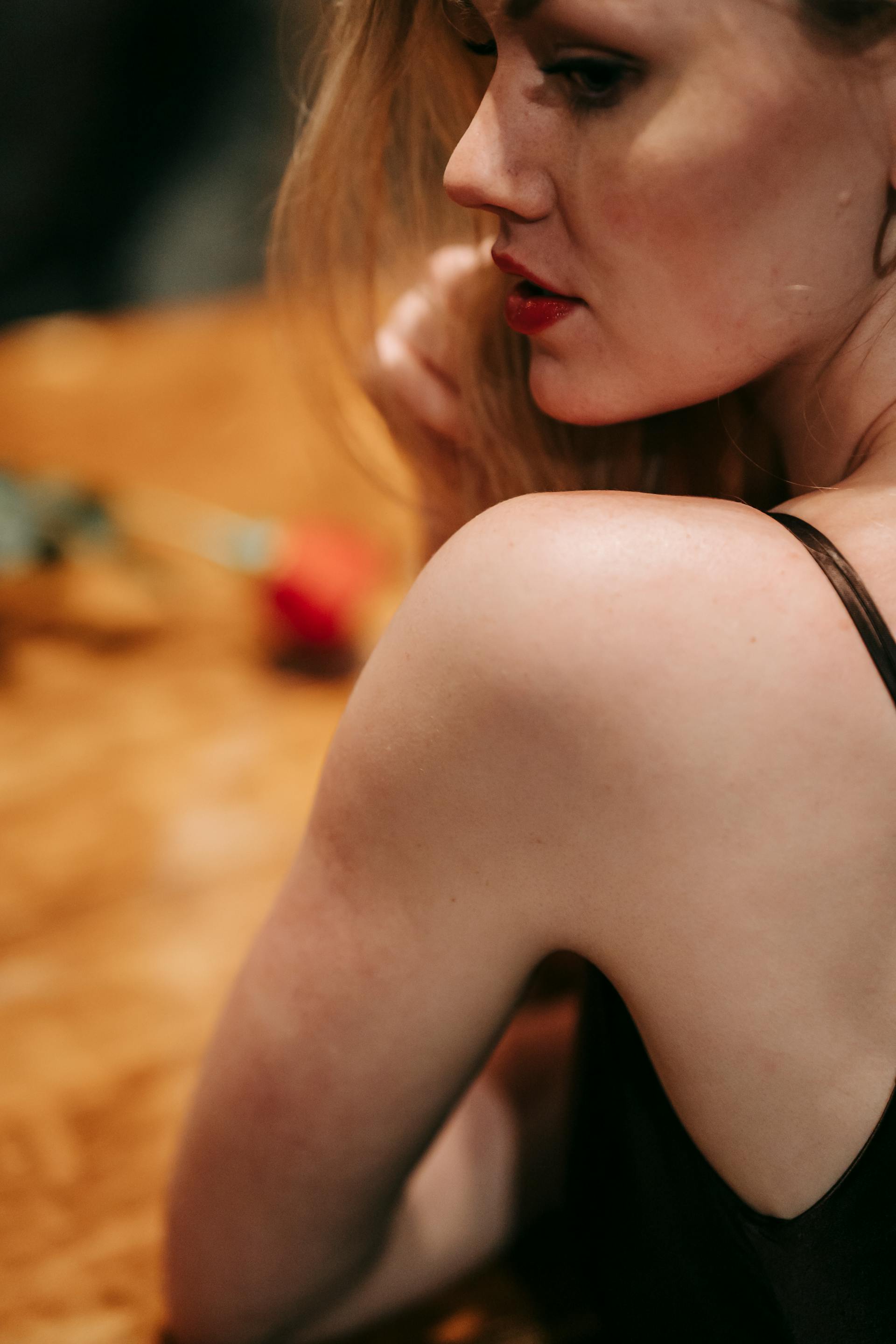 Primer plano de una mujer mirando por encima del hombro | Fuente: Pexels