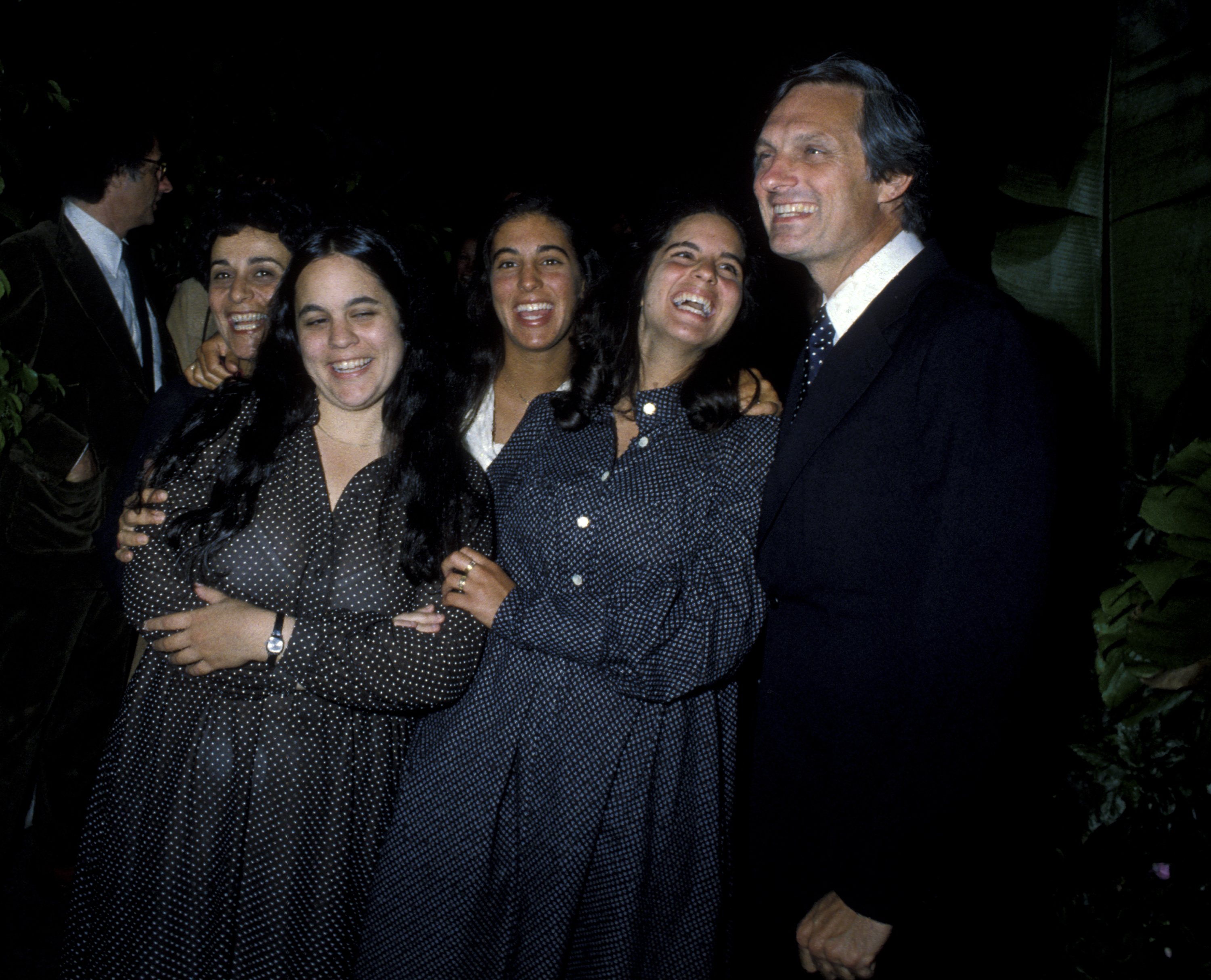 Alan Alda, su esposa Arlene Weiss y sus hijas Elizabeth Alda, Eve Alda y Beatrice Alda en la fiesta de cumpleaños número 19 de Elizabeth, el 15 de agosto de 1979 en el Promenade Cafe en Nueva York. | Foto: Getty Images