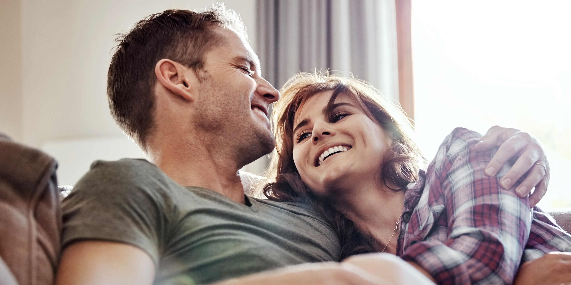 Un matrimonio riendo | Fuente: Shutterstock