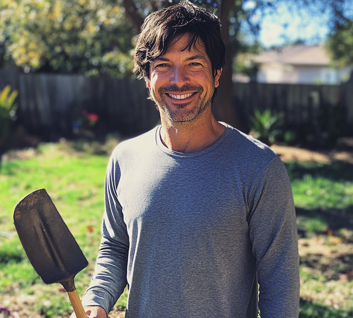 Un hombre sonriente sujetando una pala | Fuente: Midjourney
