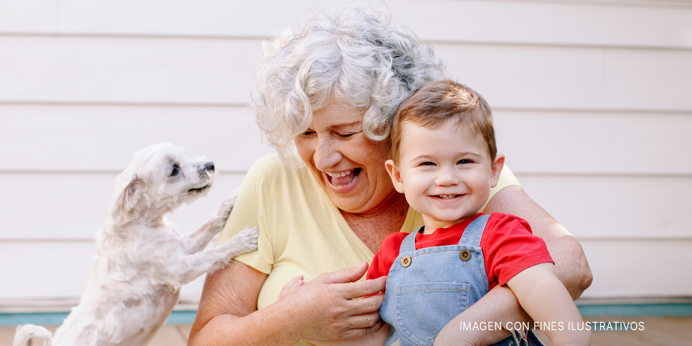 Abuela y nieto con un cachorro | Foto: Shutterstock