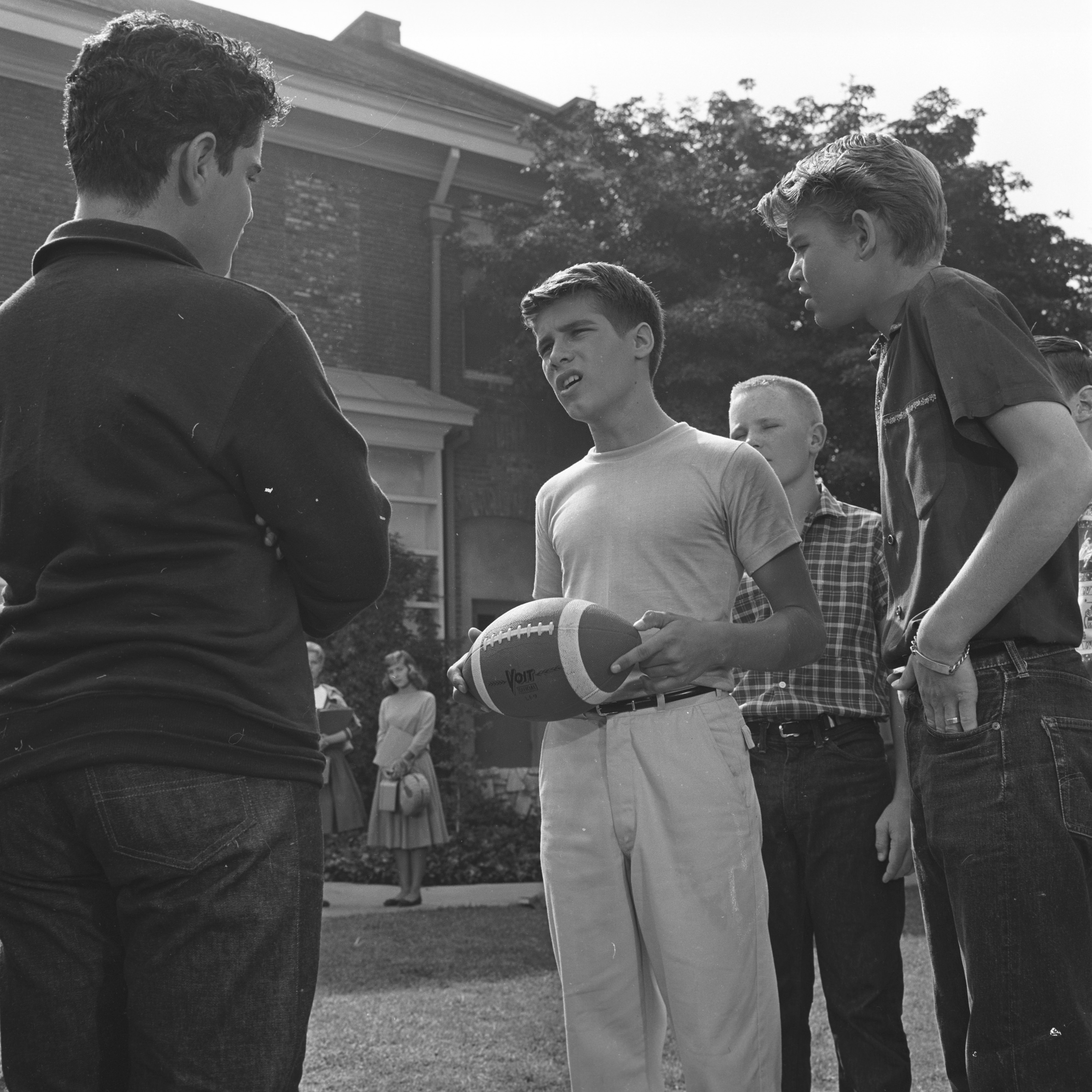 Don Grady y extras en el plató de "My Three Sons", 1960 | Fuente: Getty Images