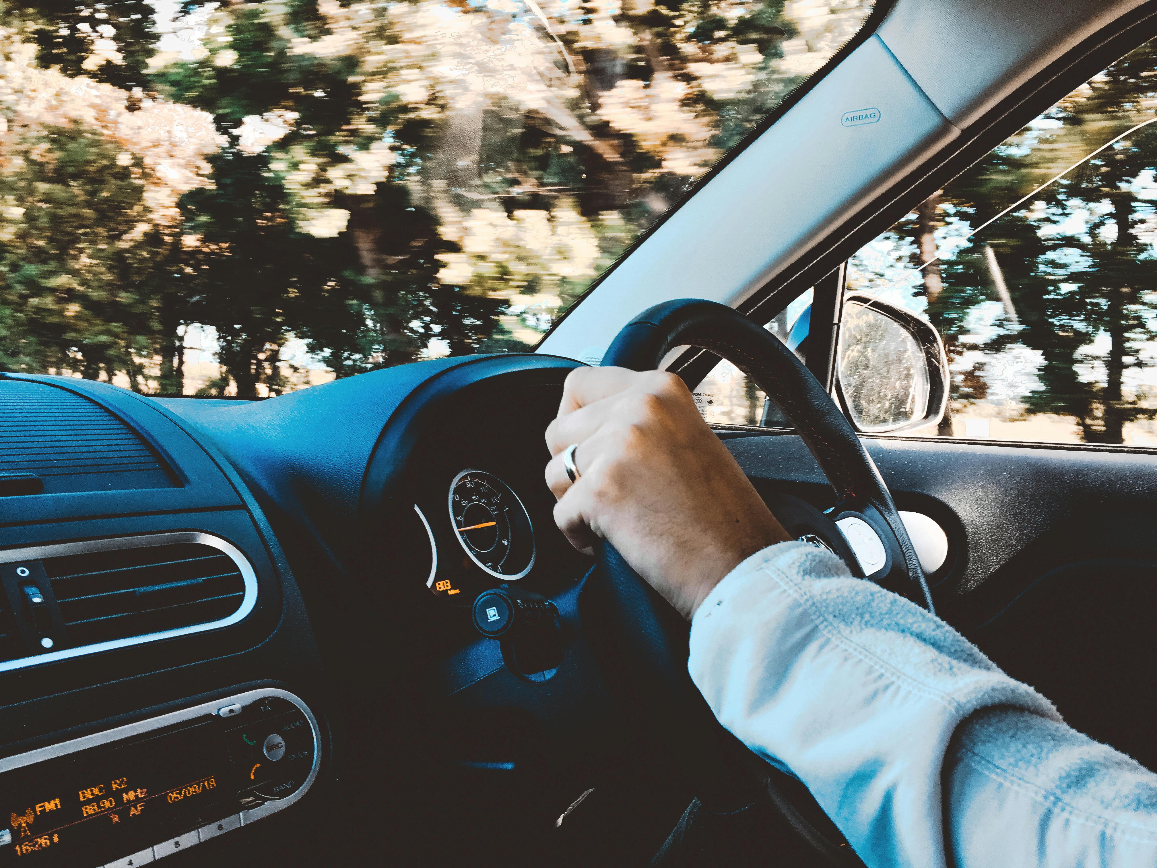 Un hombre conduciendo | Fuente: Pexels