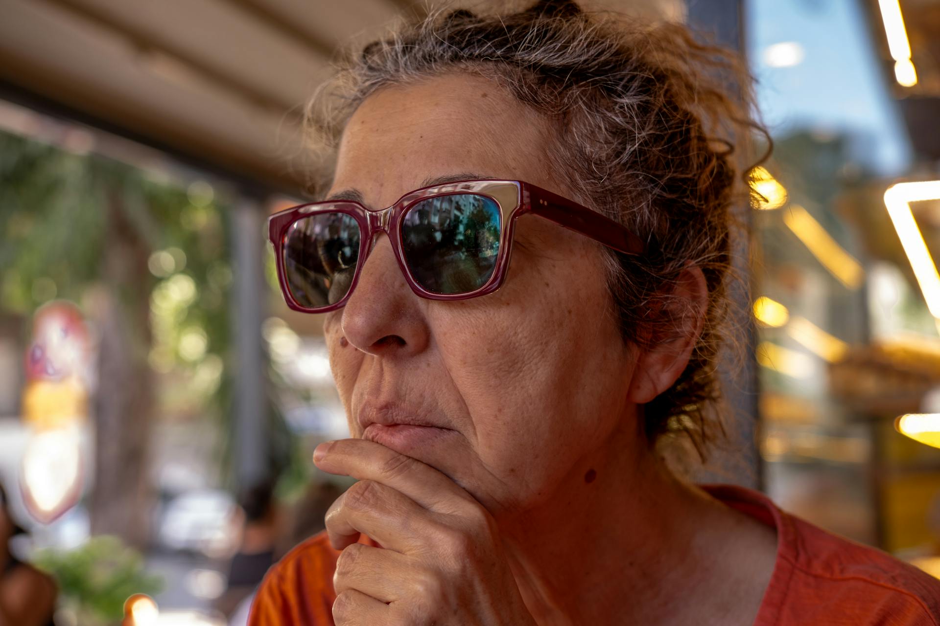 Una mujer mirando algo | Fuente: Pexels
