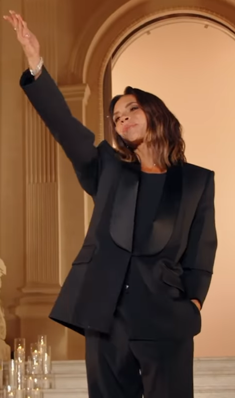 Victoria Beckham saluda a la multitud durante su desfile de moda en París, publicado en septiembre de 2024 | Fuente: Instagram/victoriabeckham