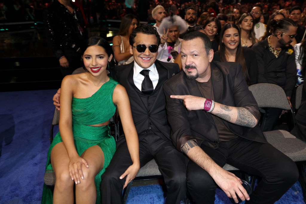 Ángela Aguilar junto a Christian Nodal y Pepe Aguilar, Latin Grammy Awards, 2024. | Foto: Getty Images