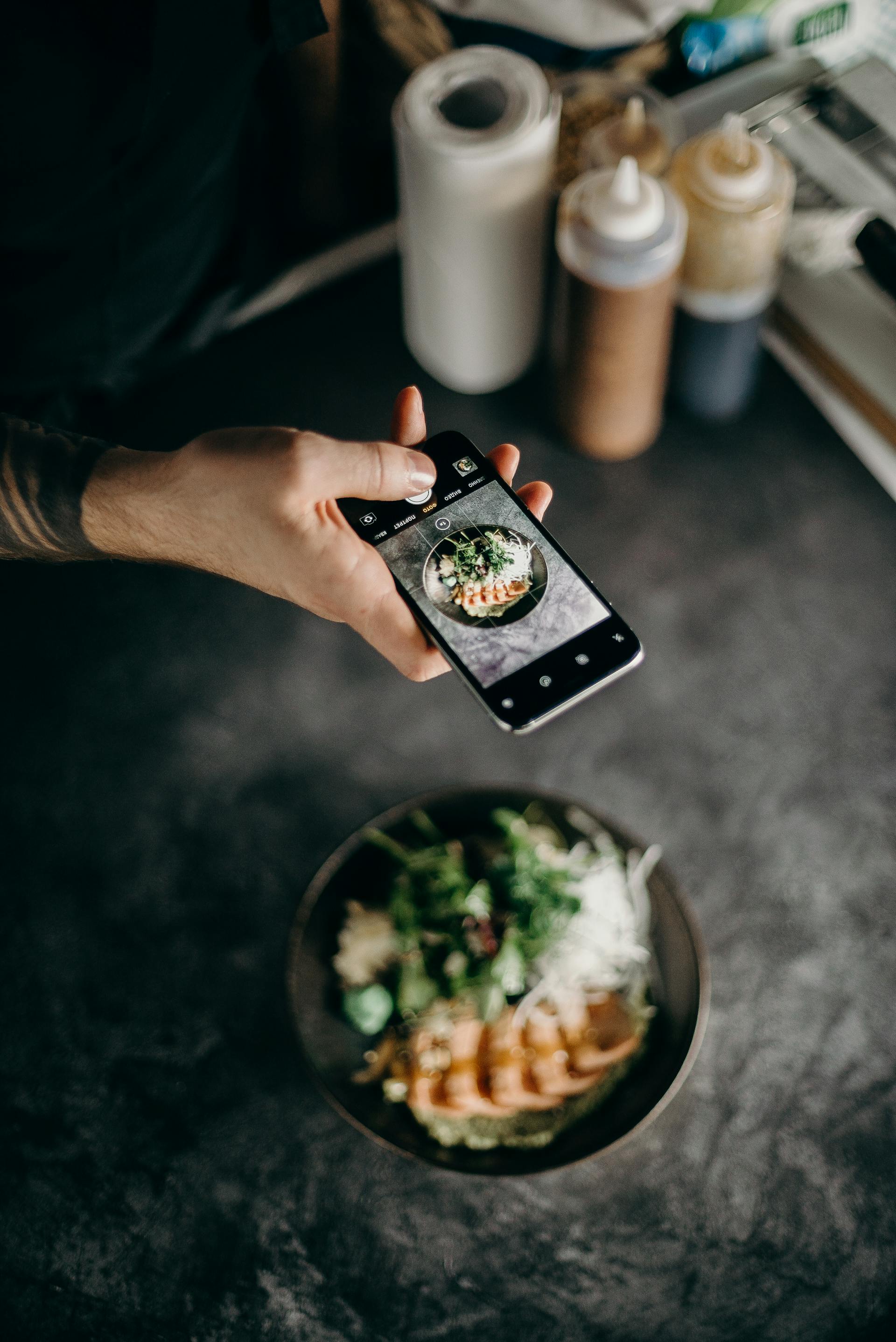 Una persona haciendo una foto de comida | Foto: Pexels