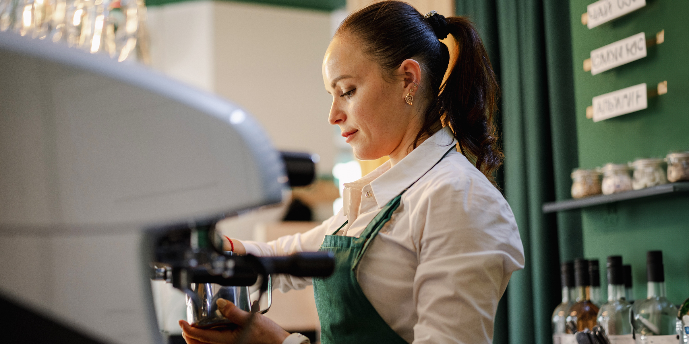 Una camarera preparando café | Fuente: Shutterstock