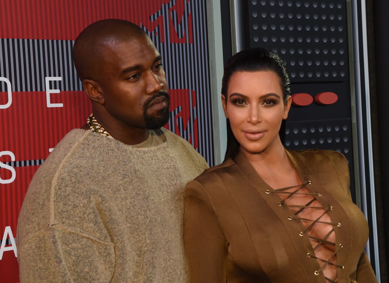 Kayne West y Kim Kardashian asisten a los MTV Video Music Awards 2015 el 30 de agosto de 2015 en Los Ángeles, California. | Foto: Getty Images