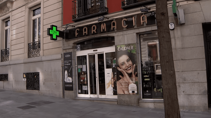 Una farmacia en plena cuarentena. │Foto: YouTube / Noticias de España