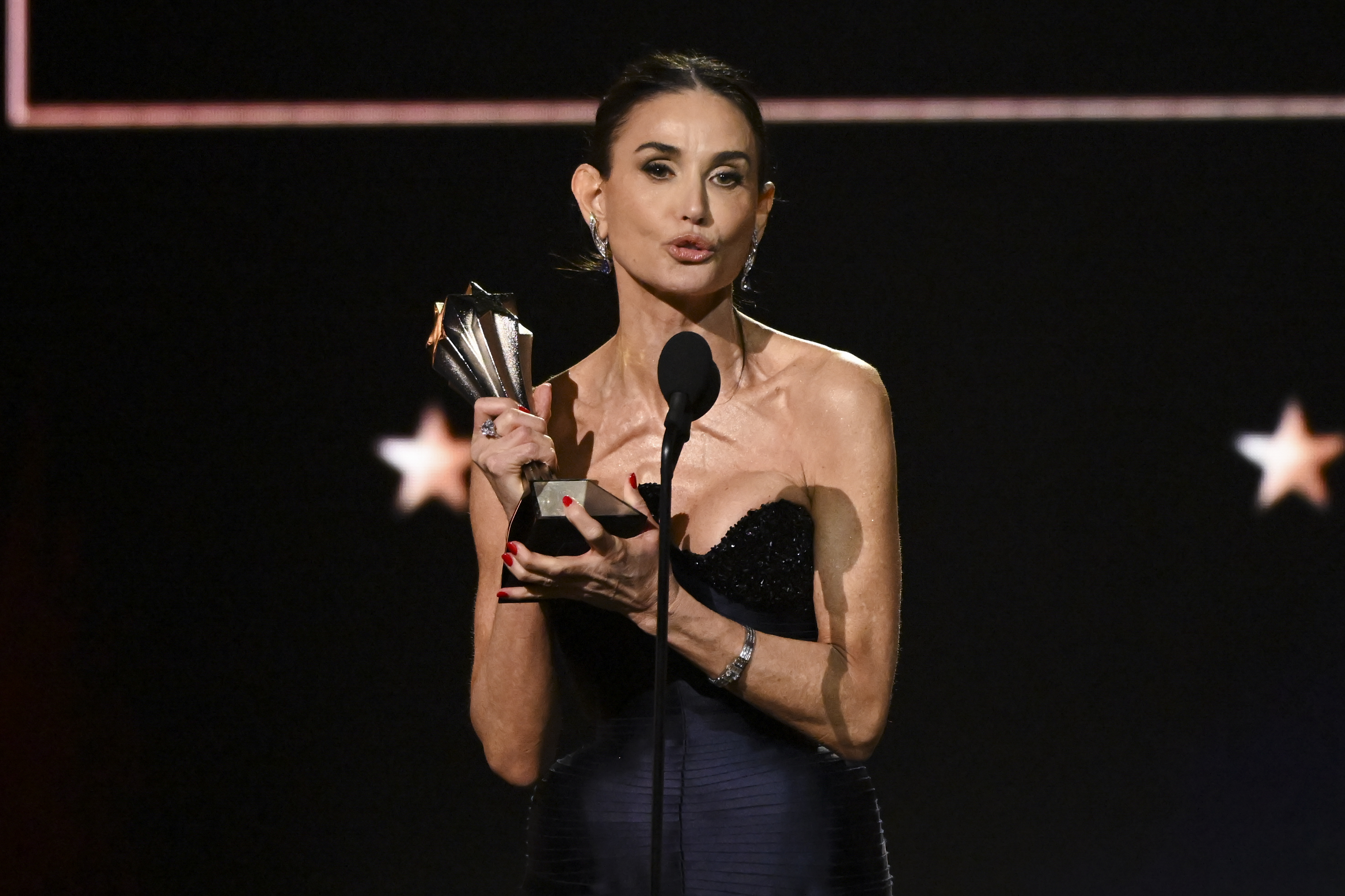 Demi Moore asiste a los Critics Choice Awards 2025 en el Barker Hangar el 07 de febrero de 2025, en Santa Monica, California. | Fuente: Getty Images