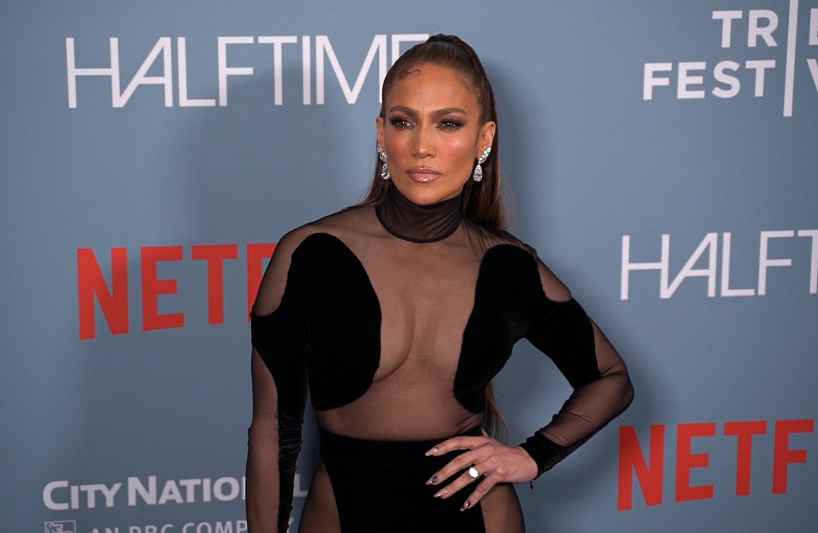 Jennifer Lopez luce su anillo de compromiso en el estreno de Halftime durante la noche de apertura del Festival de Cine de Tribeca en la ciudad de Nueva York, el 8 de junio de 2022 | Fuente: Getty Images