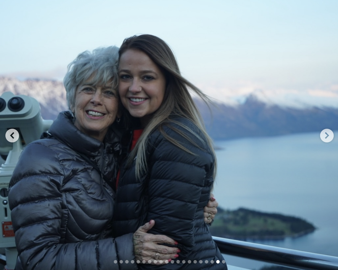 Jane Etta y Sydney Pitt aparecen juntas, con fecha del 6 de agosto de 2025 | Fuente: Instagram/pidney