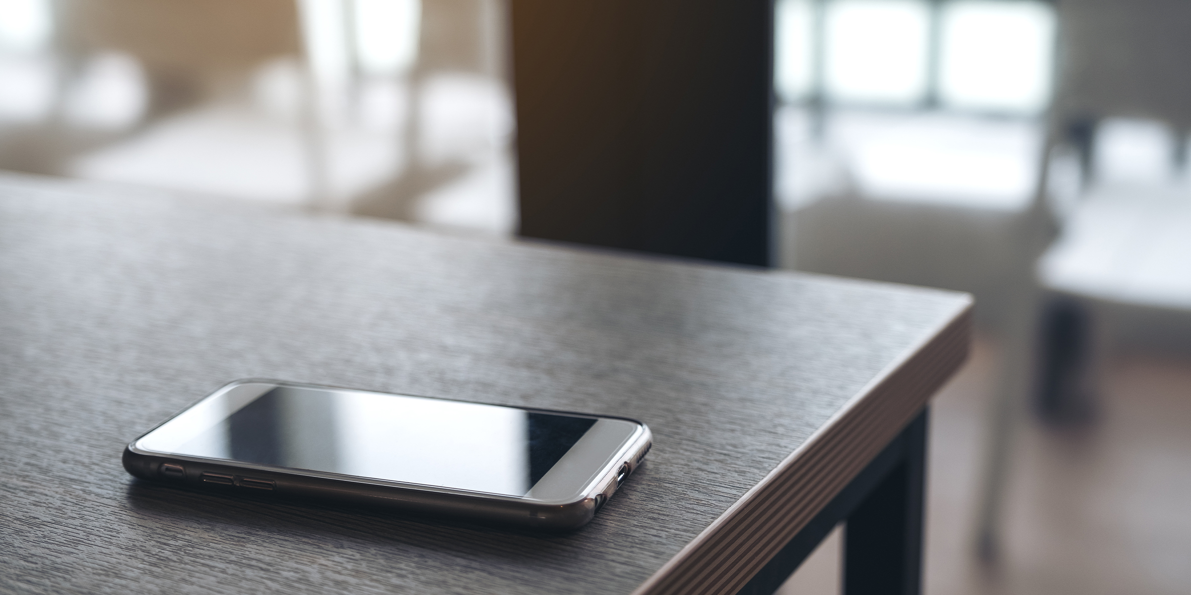 Un smartphone sobre la mesa | Fuente: Shutterstock