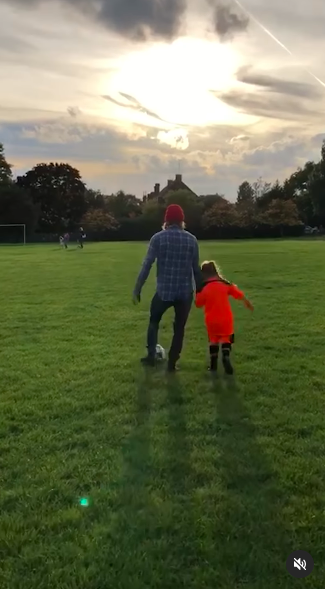 David y Harper Beckham jugando al fútbol, publicado el 10 de julio de 2024 | Fuente: Instagram/victoriabeckham