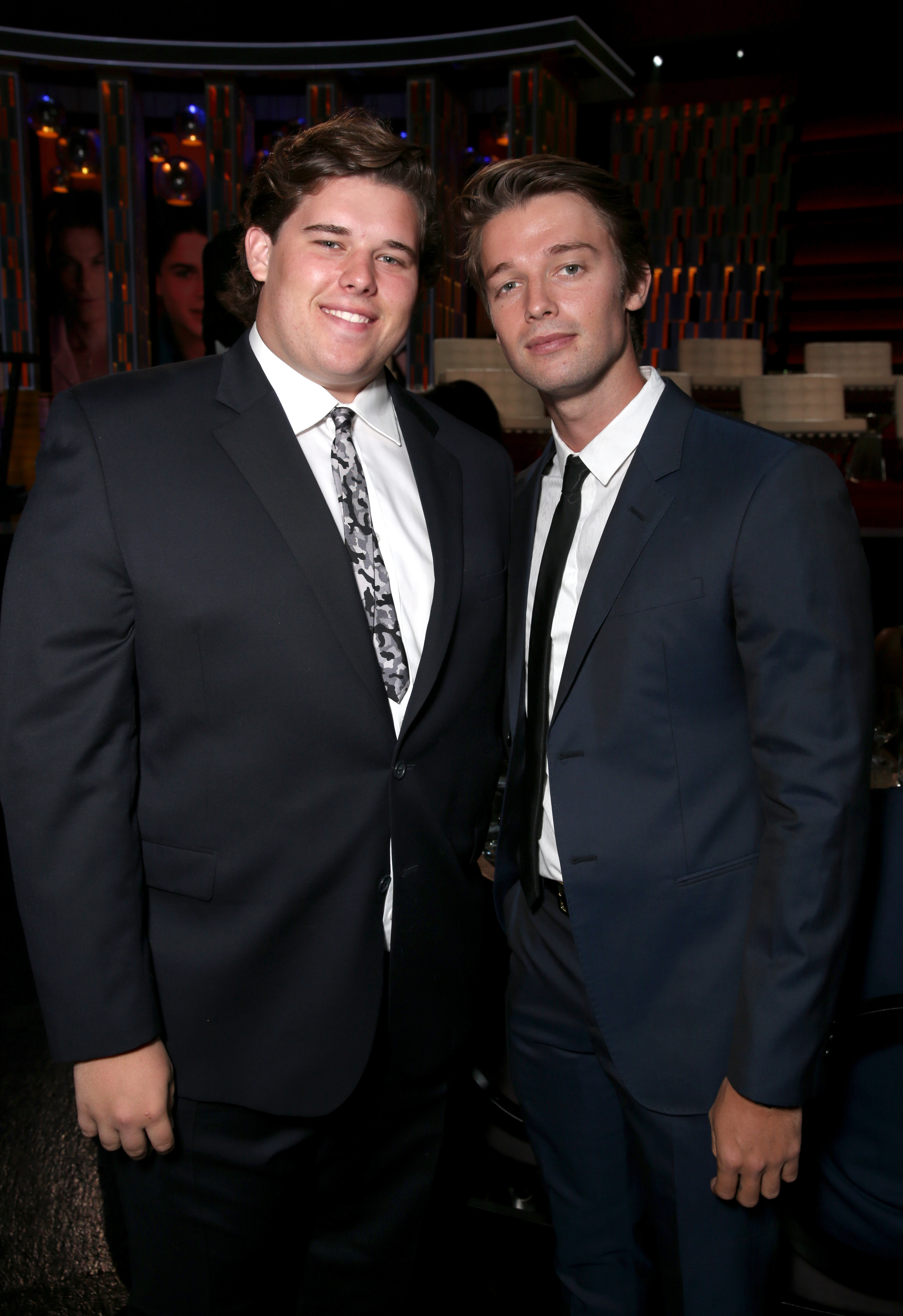 Christopher Schwarzenegger posa con su hermano Patrick en The Comedy Central Roast of Rob Lowe en Los Ángeles, en agosto de 2016. Vestido con un traje oscuro y una corbata estampada, Christopher aparece con una complexión más corpulenta y el pelo recogido hacia atrás, sonriendo cariñosamente durante el evento nocturno.