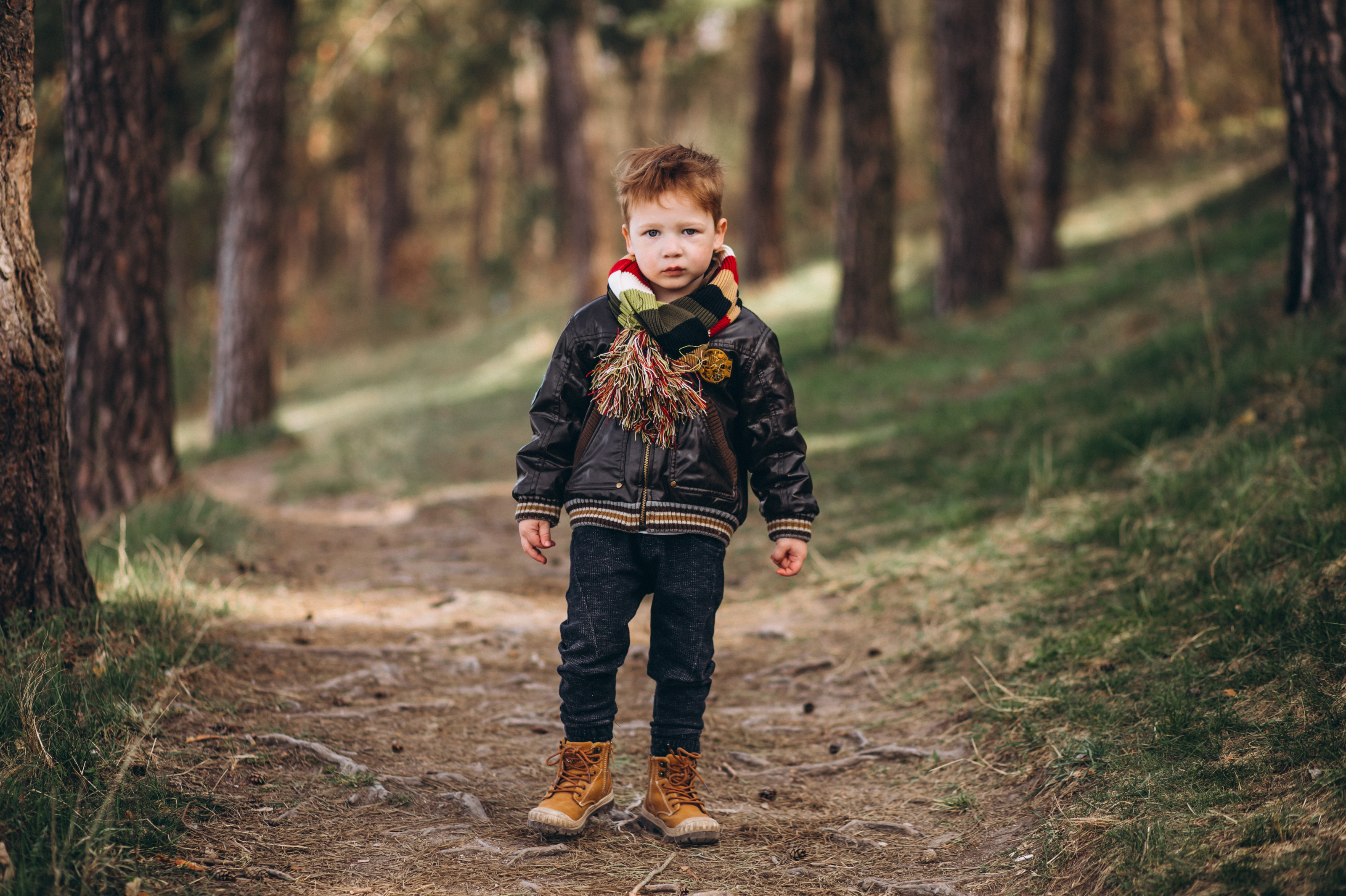 Un niño en un bosque | Fuente: Freepik