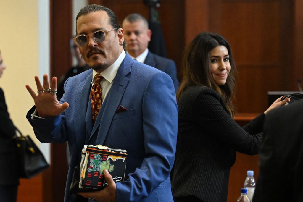 Johnny Depp hace un gesto al salir de la sala del tribunal en el Condado de Fairfax, Virginia, el 24 de mayo de 2022. | Foto: Getty Images