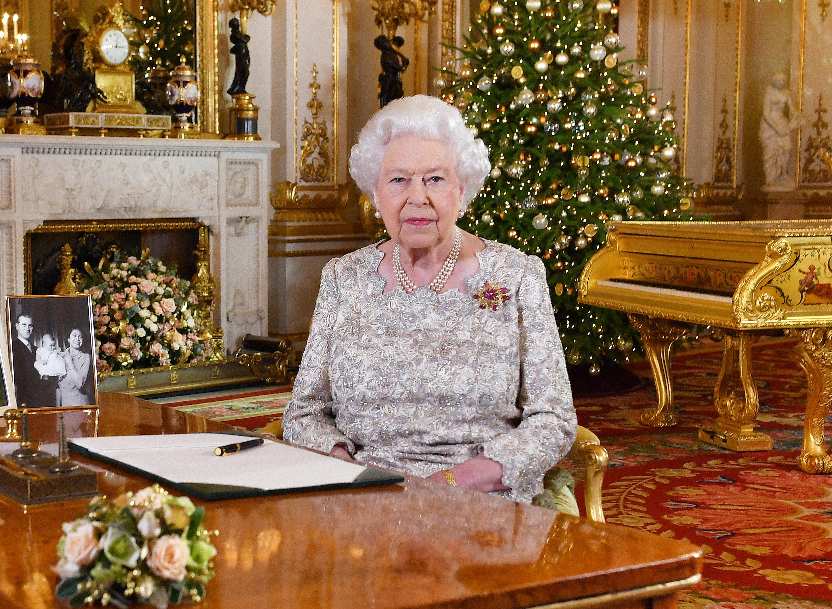 La Reina Elizabeth posa tras grabar su mensaje navideño anual en el Palacio de Buckingham en 2018. | Foto: Getty Images