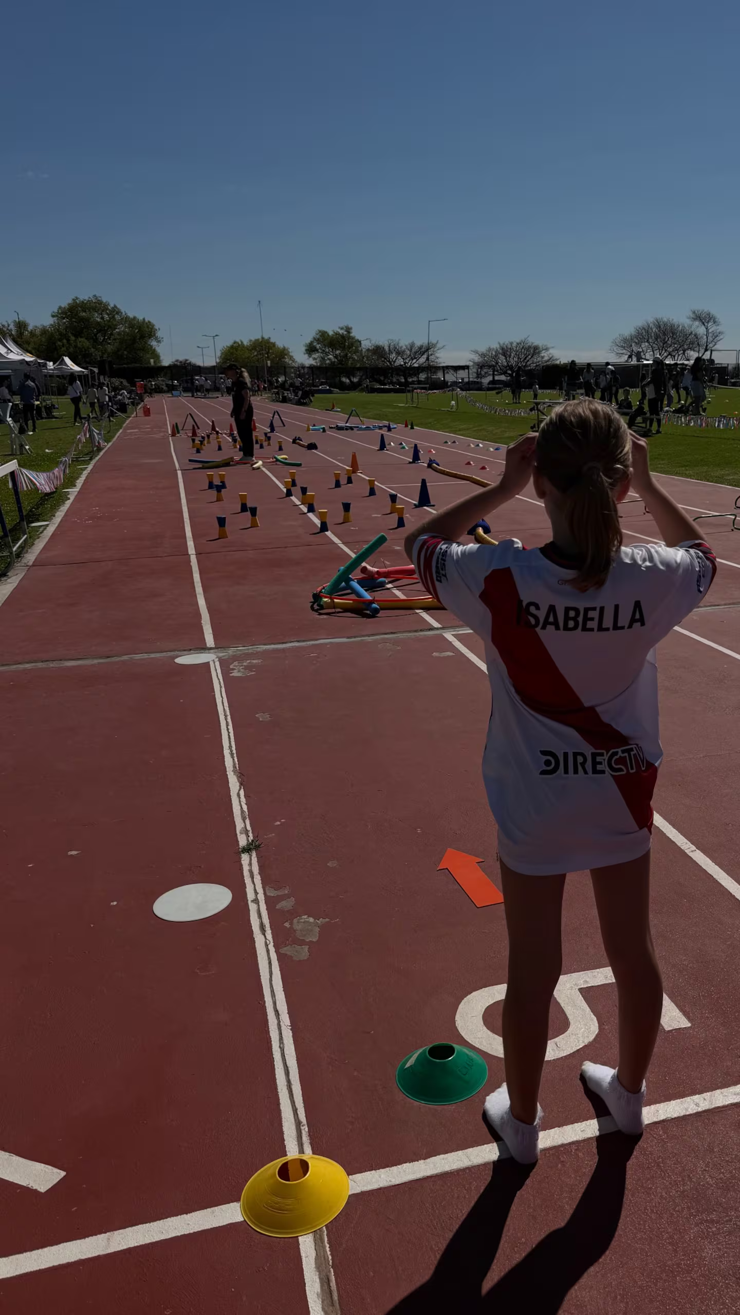 Wanda Nara compartió una fotografía de su hija Isabella Icardi desde la pista de atletismo de su colegio | Fuente: Instagram/wanda_nara
