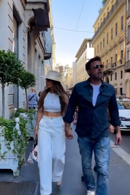 Ben Affleck y Jennifer Lopez vistos paseando por las calles de Italia durante su luna de miel, publicado el 26 de agosto de 2022 | Fuente: YouTube/x17online