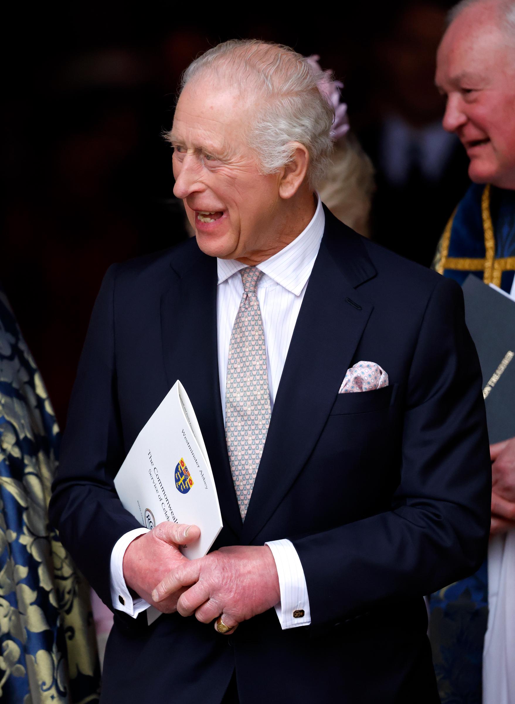 El rey Charles III asiste al Servicio de Celebración anual del Día de la Commonwealth en la Abadía de Westminster el 10 de marzo de 2025 | Fuente: Getty Images