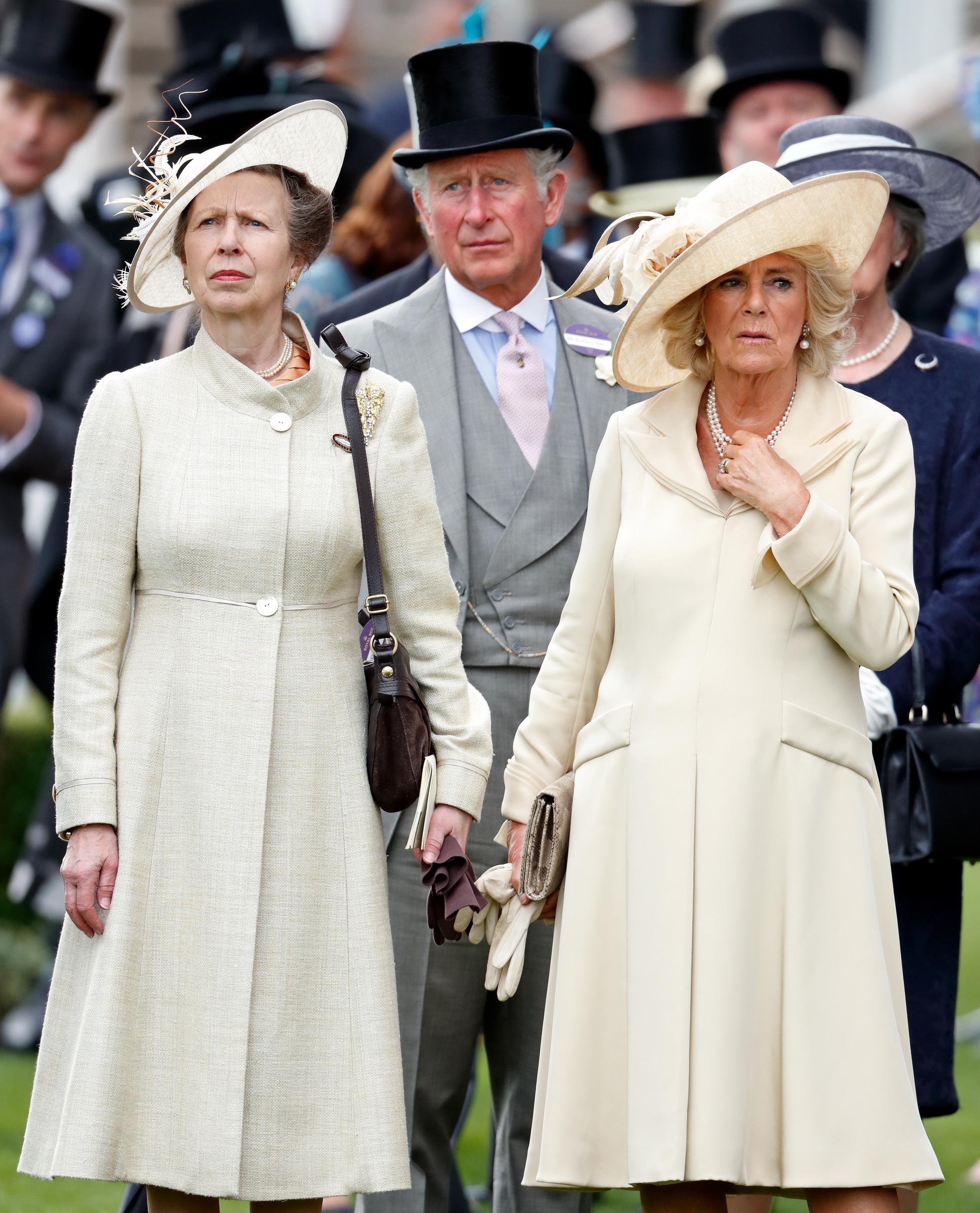 La princesa Anne, el rey Charles III y la reina Camilla en el primer día de Royal Ascot en el hipódromo de Ascot el 19 de junio de 2018, en Ascot, Inglaterra. | Fuente: Getty Images