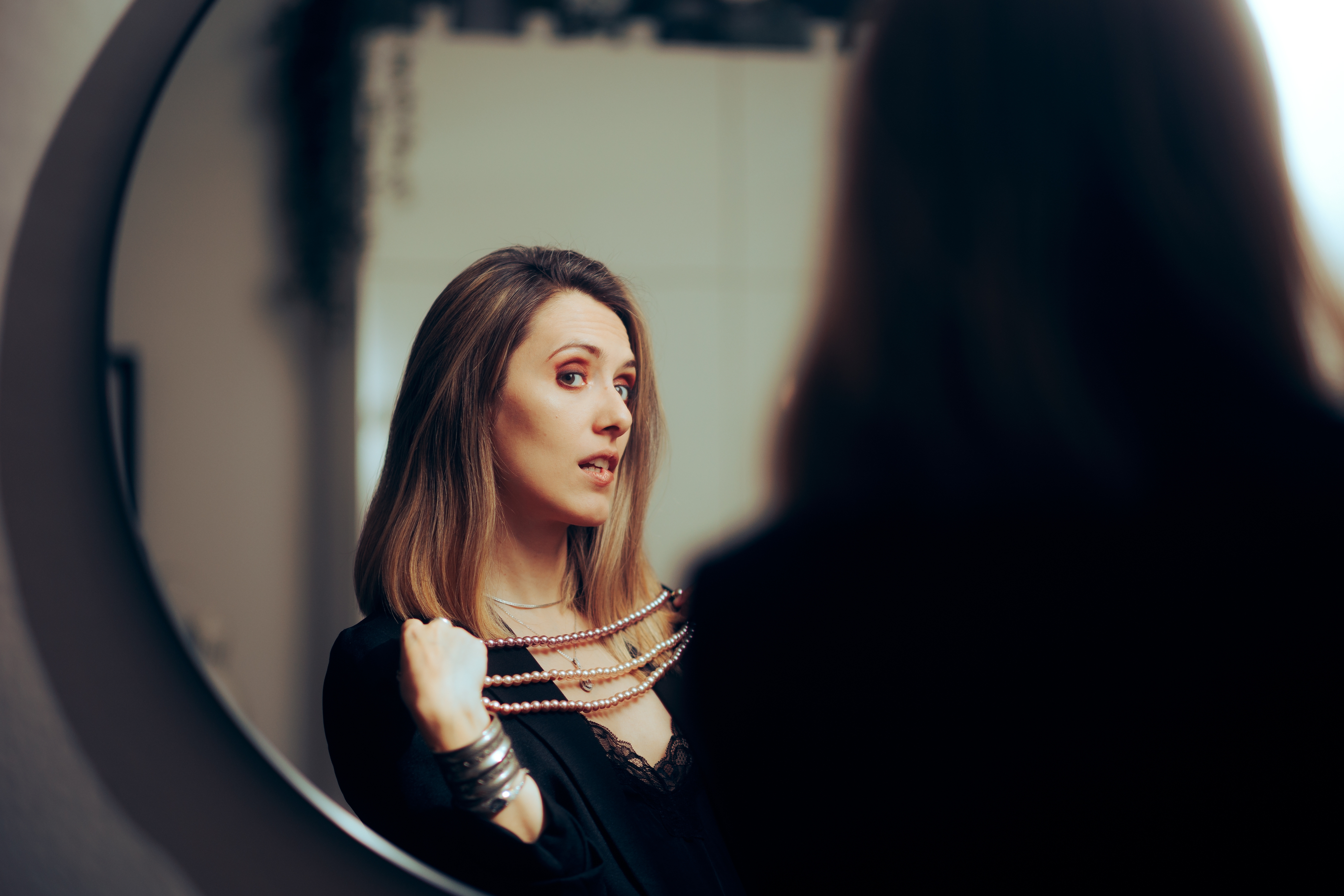 Una mujer mirándose al espejo. | Foto: Shutterstock