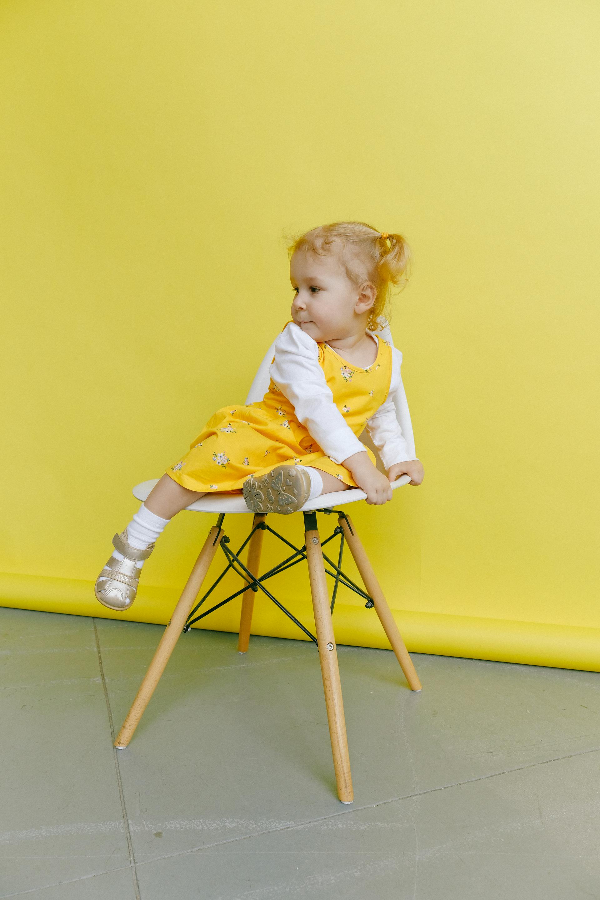 Una niña sentada en una silla | Fuente: Pexels
