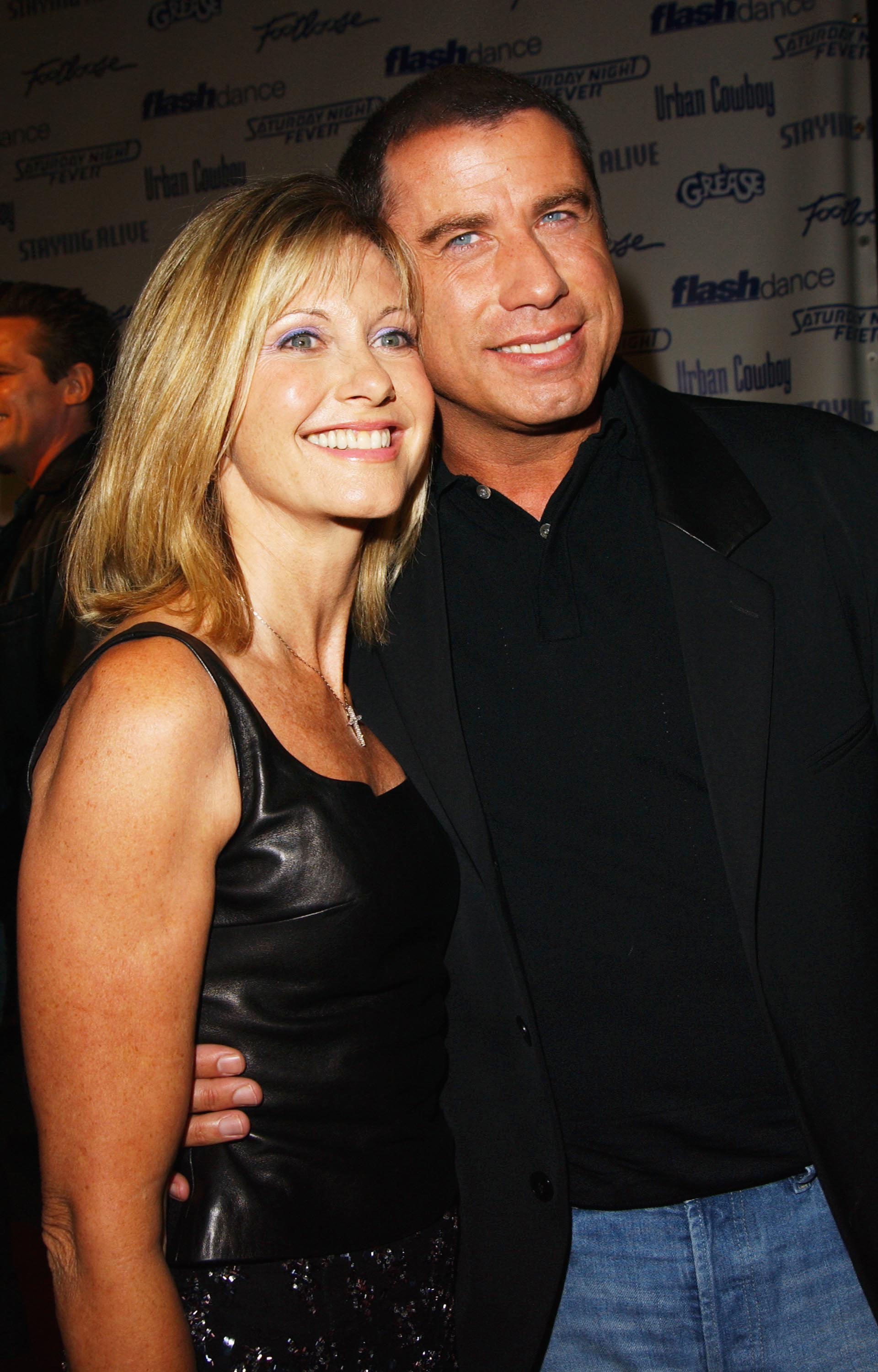 Olivia Newton-John y John Travolta, el 22 de septiembre de 2002, en Paramount Studios en Los Angeles, California. | Foto: Getty Images.