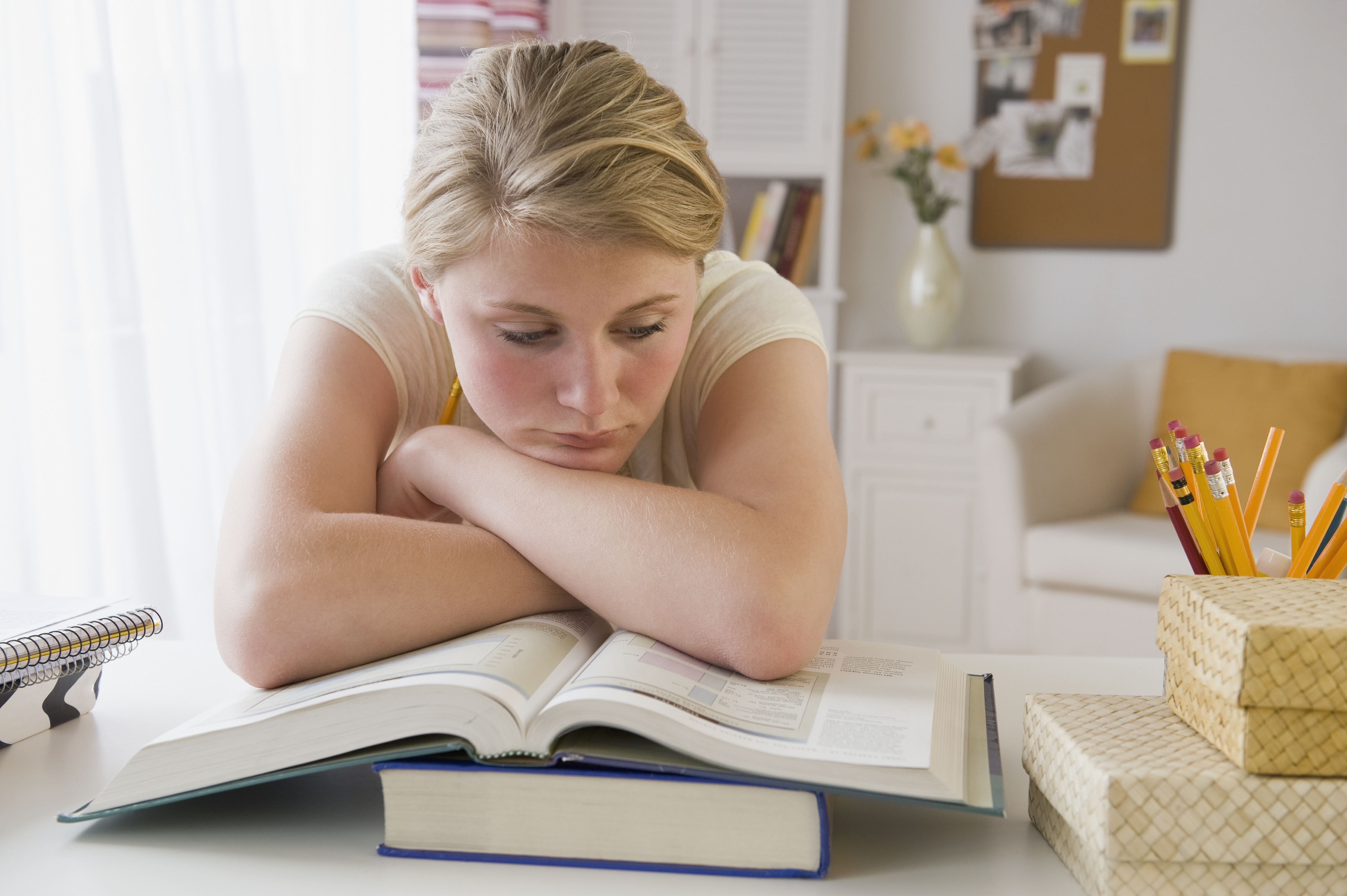 Chica adolescente haciendo los deberes | Foto: Getty Images