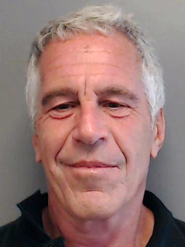 Un folleto del Departamento de Aplicación de la Ley de Florida de Jeffrey Epstein posando para una foto policial de delincuente sexual tras ser acusado de conseguir una menor para la prostitución el 25 de julio de 2013, en Florida | Fuente: Getty Images
