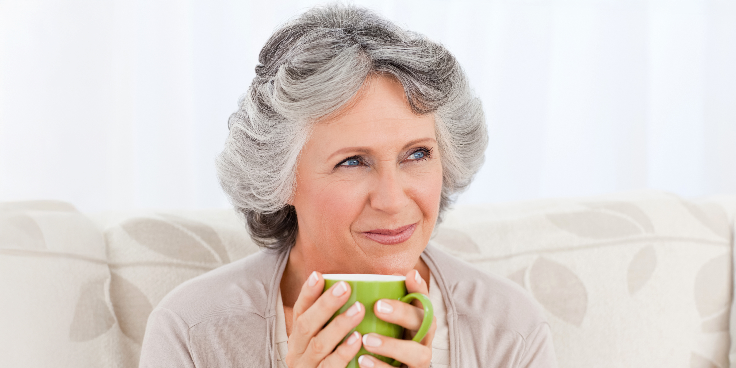 Una mujer intrigada bebiendo té | Fuente: Shutterstock