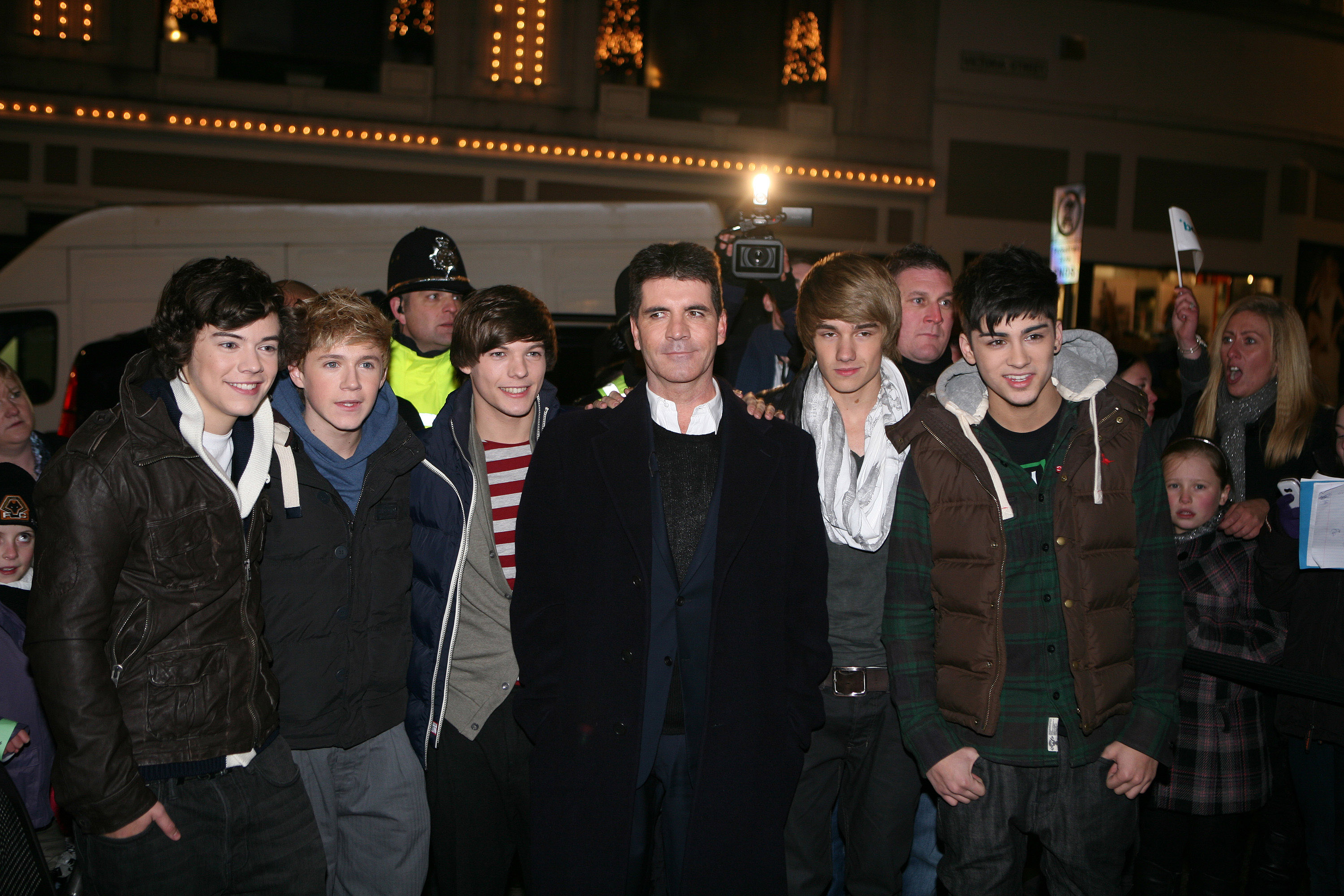 Harry Styles, Nial Horan, Louis Tomlinson, Simon Cowell, Liam Payne y Zayn Malik asisten a la actuación de One Direction el 7 de diciembre de 2010, en Wolverhampton, Inglaterra | Fuente: Getty Images