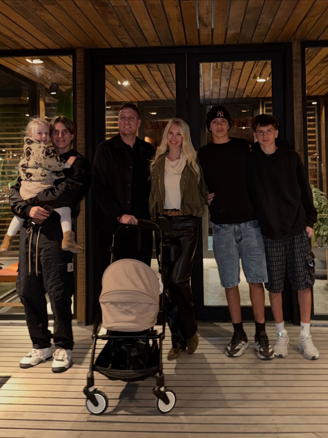 Maxi López junto a Daniela Christiansson junto a sus hijos, Elle y Lando. Acompañan el encuentro los hijos mayores de Maxi López, Valentino, Constantino y Benedicto | Fuente: danielachristiansson Instagram/
