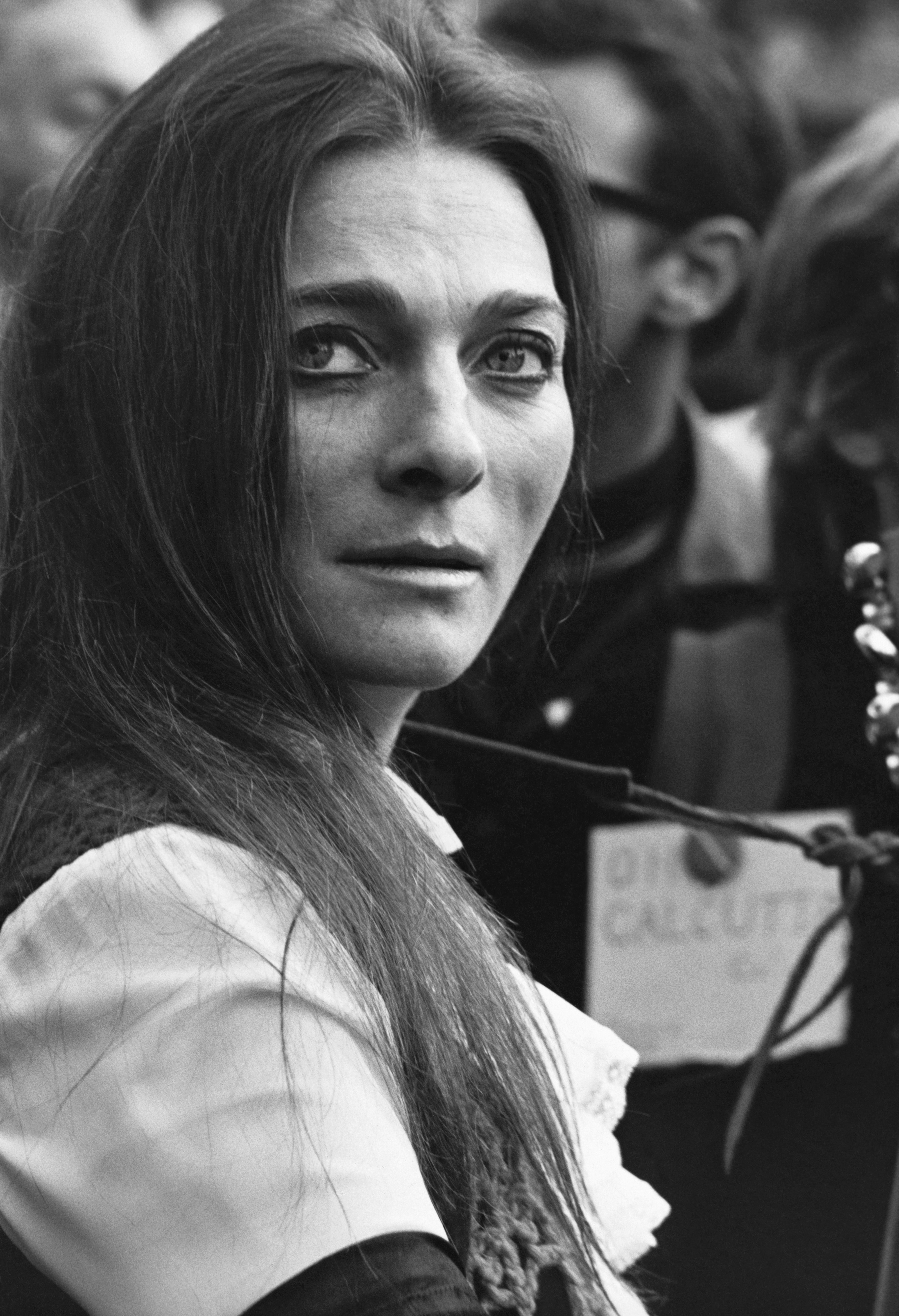 La cantante folk estadounidense actúa durante la manifestación "Moratorium to End the War in Vietnam" en Bryant Park, Nueva York, el 15 de octubre de 1969 | Fuente: Getty Images