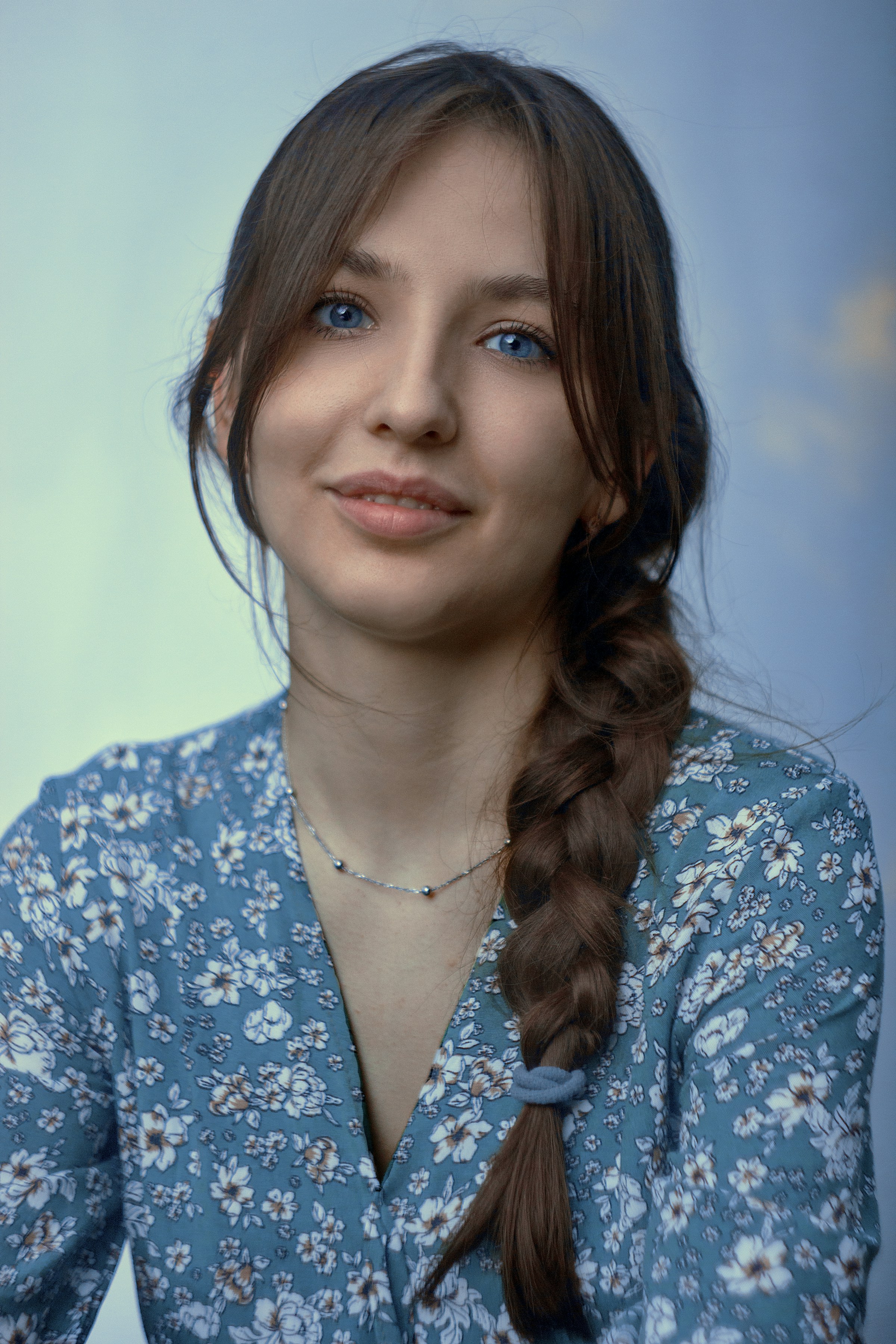 Una joven con una camisa abotonada de flores azules y blancas | Fuente: Unsplash